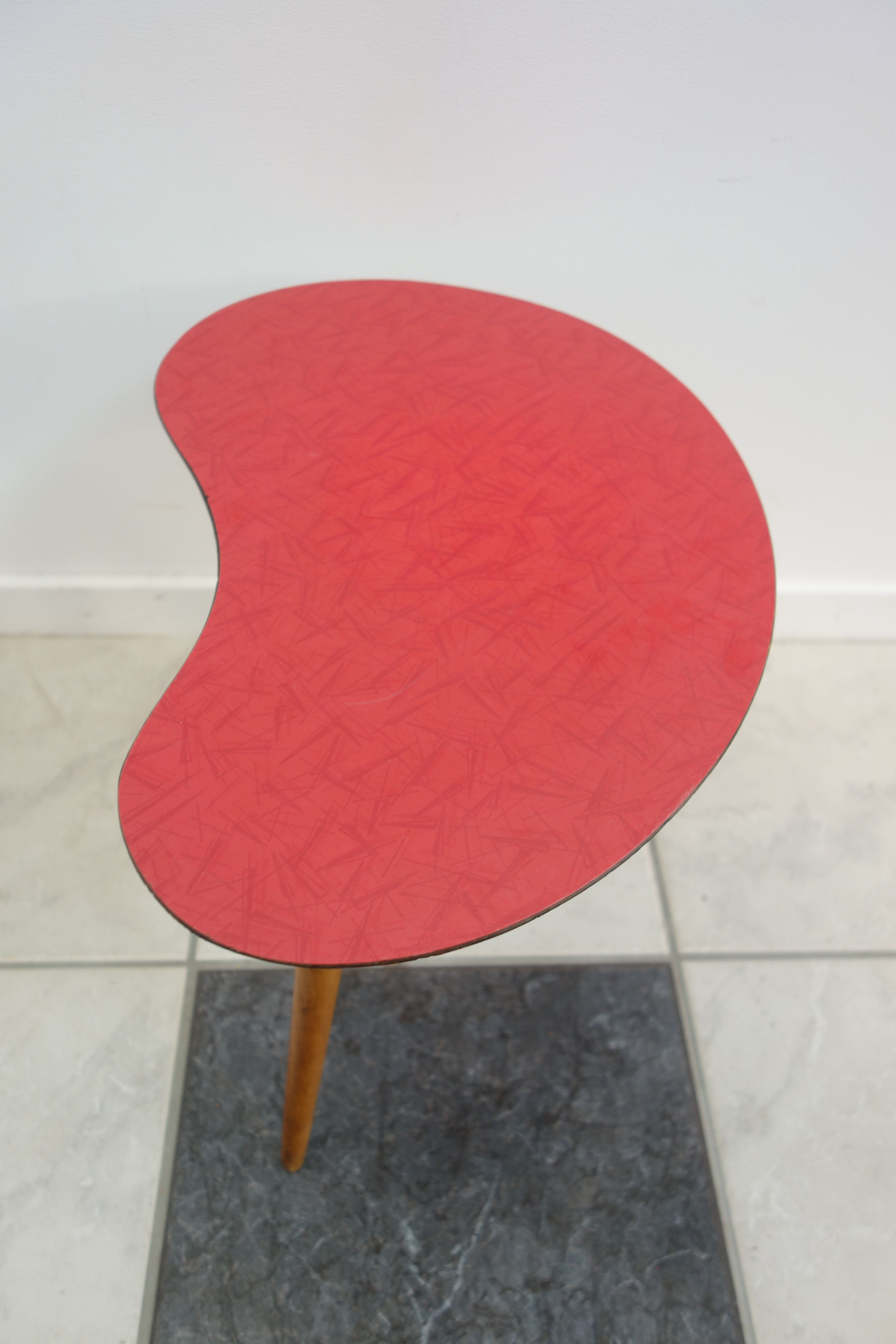 Table d'appoint des années 50 tripode en formica forme haricot