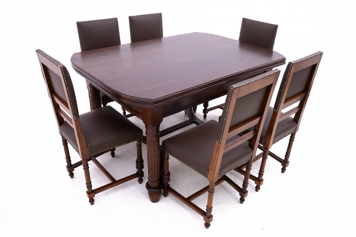 Antique table with 6 chairs from around 1880. After renovation.