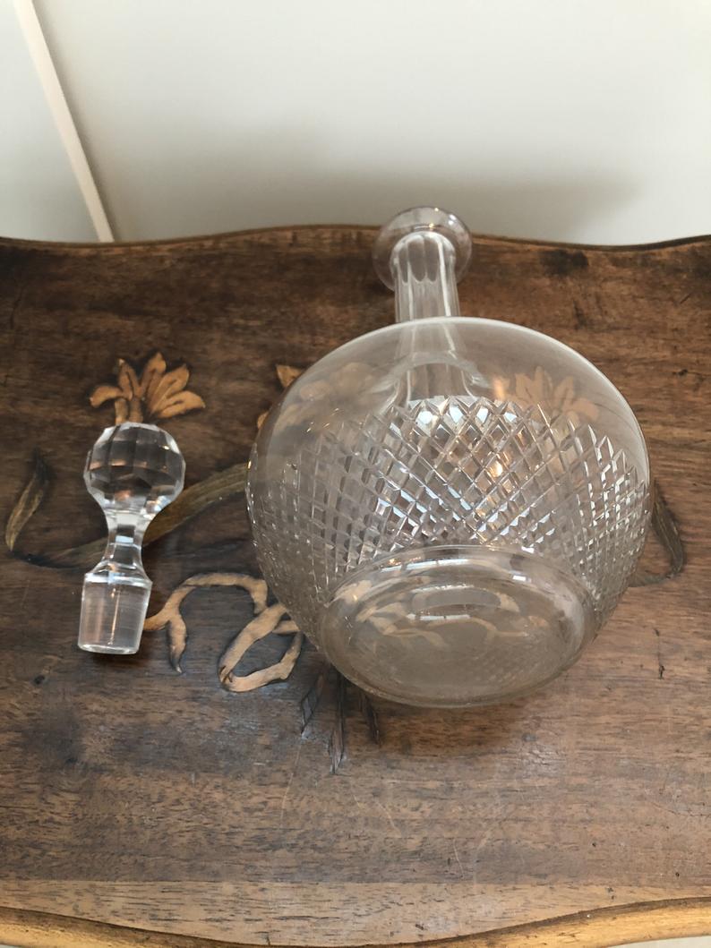 Carafe française en verre ciselé
