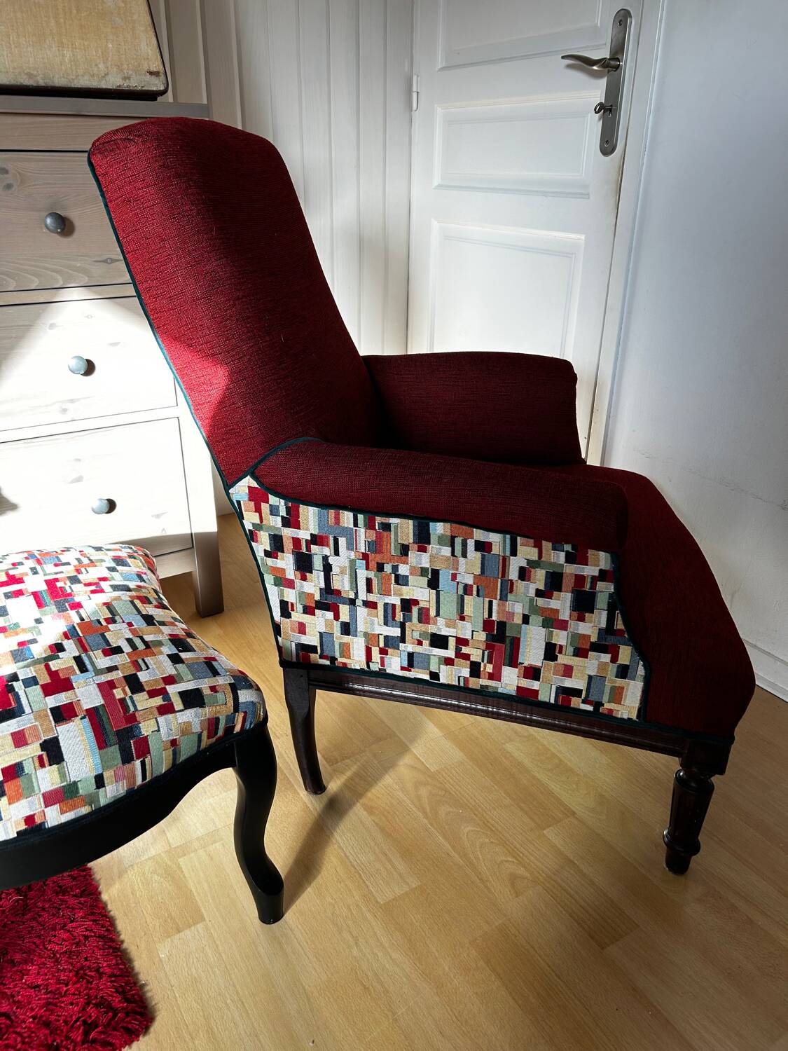 Fauteuil anglais rouge et son repose pied