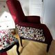 Fauteuil anglais rouge et son repose pied