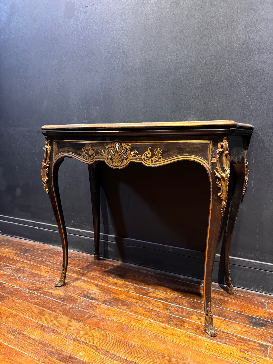 Antique wooden and brass game table – Timeless elegance