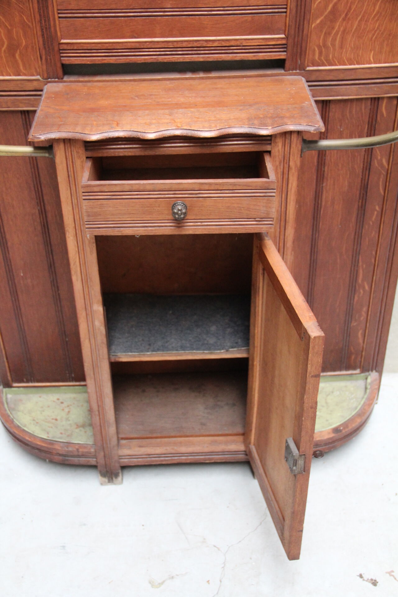Wardrobe cabinet oak mantel in early XX °
