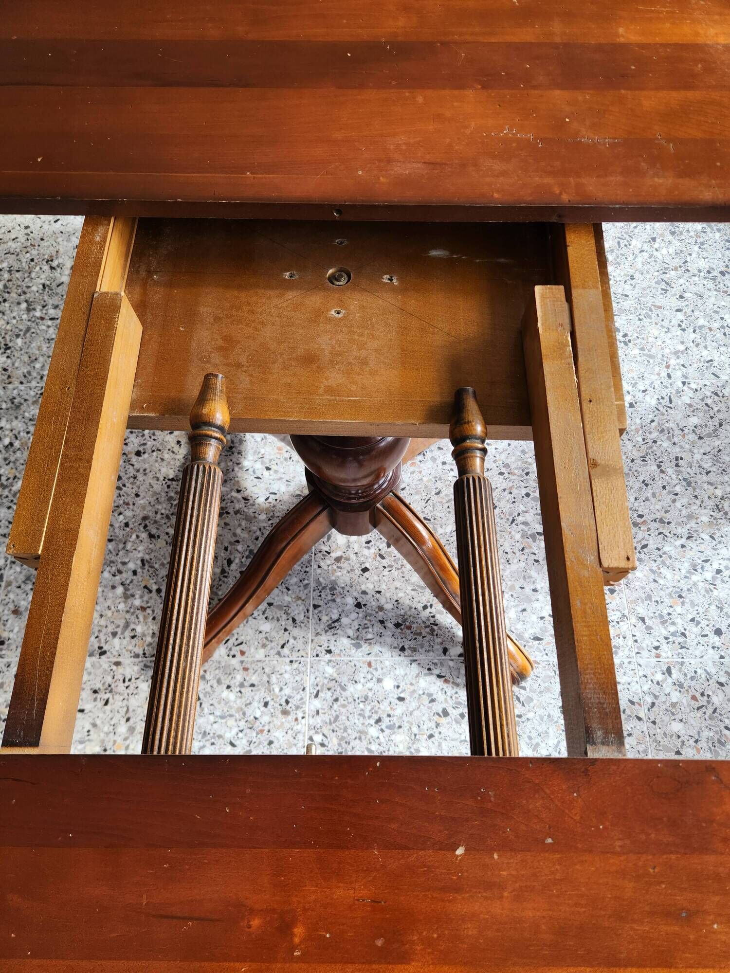 Round table with central leg 110cm extendable to 210cm