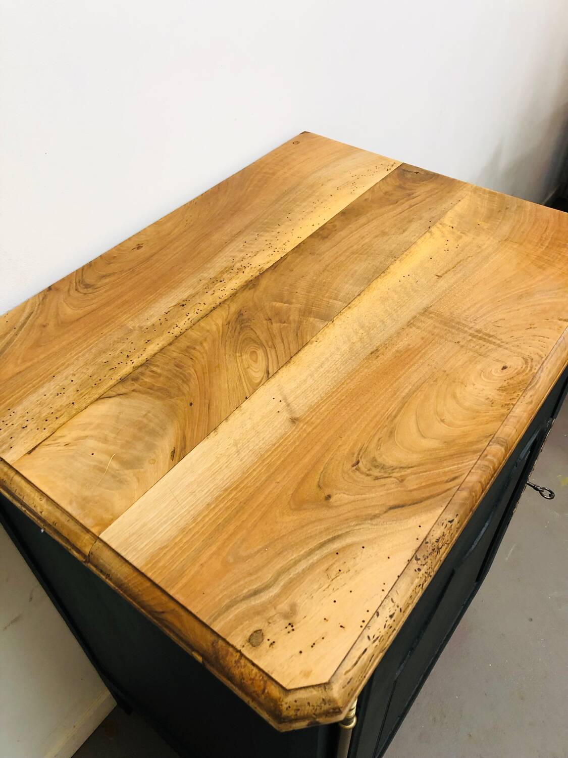 Confiturier en noyer massif