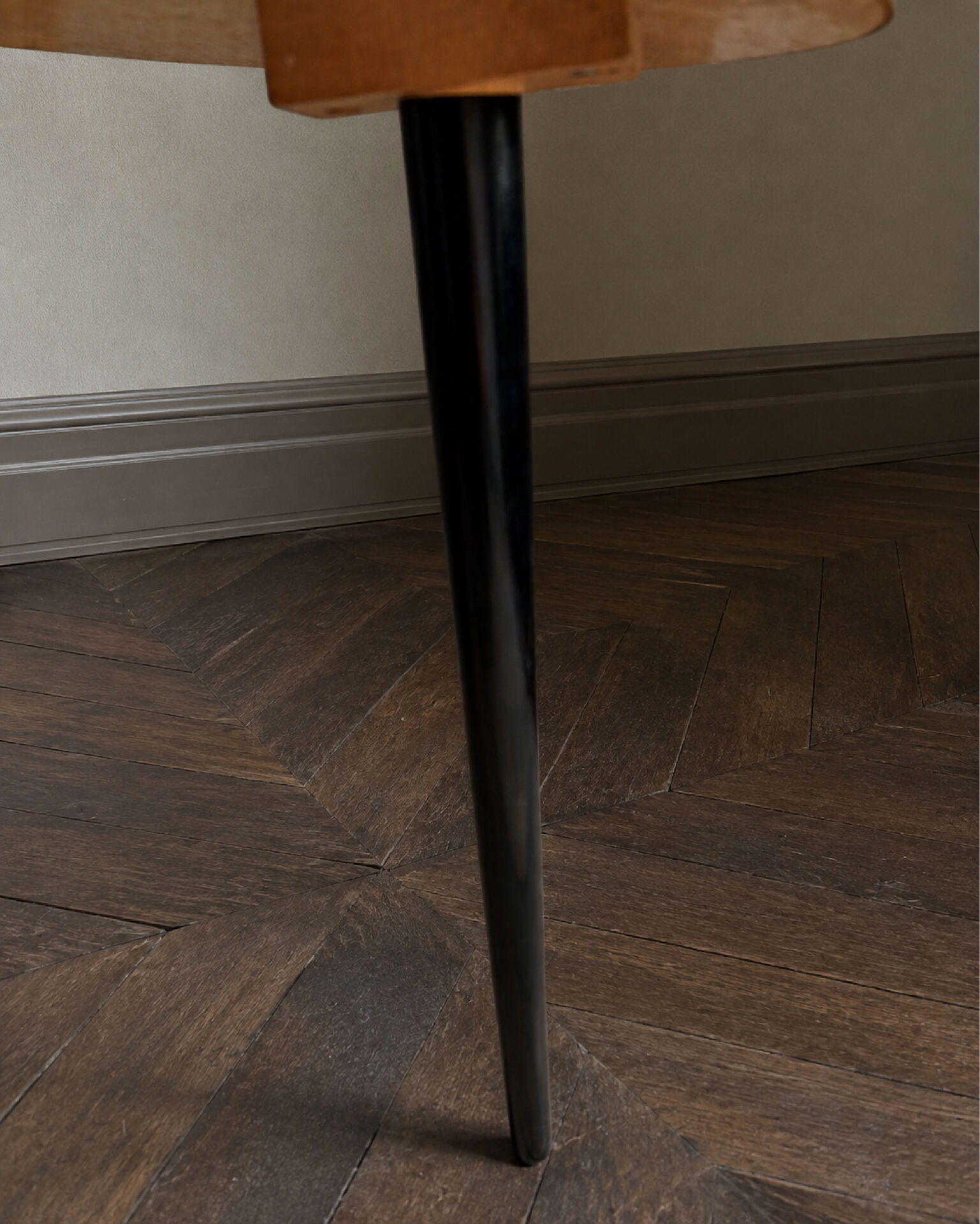 Tripod coffee table with floral design from the 1950s in brass metal and decorative top.