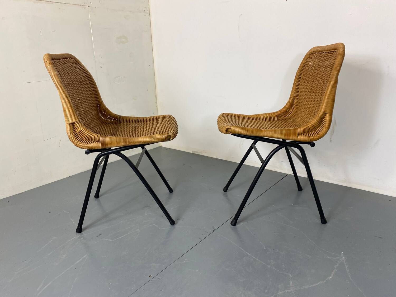 Set of 2 mid-century modernist wicker and black steel dining chairs, 1950s
