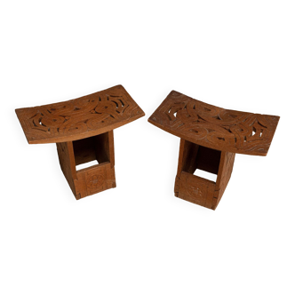 Paire de tabourets orientaux en bois sculpté ajouré