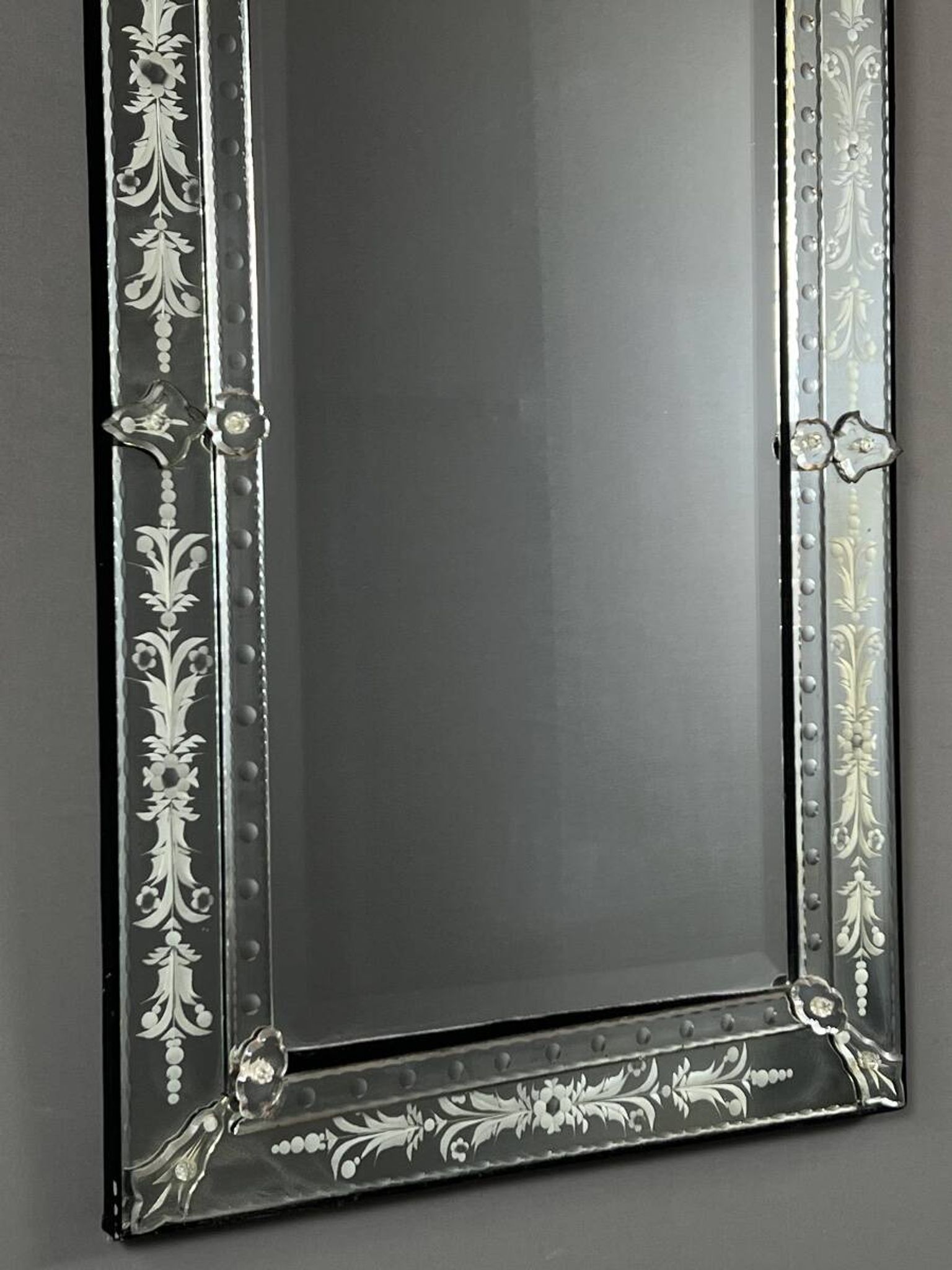 Miroir vénitien gravé à décor floral, XXe siècle