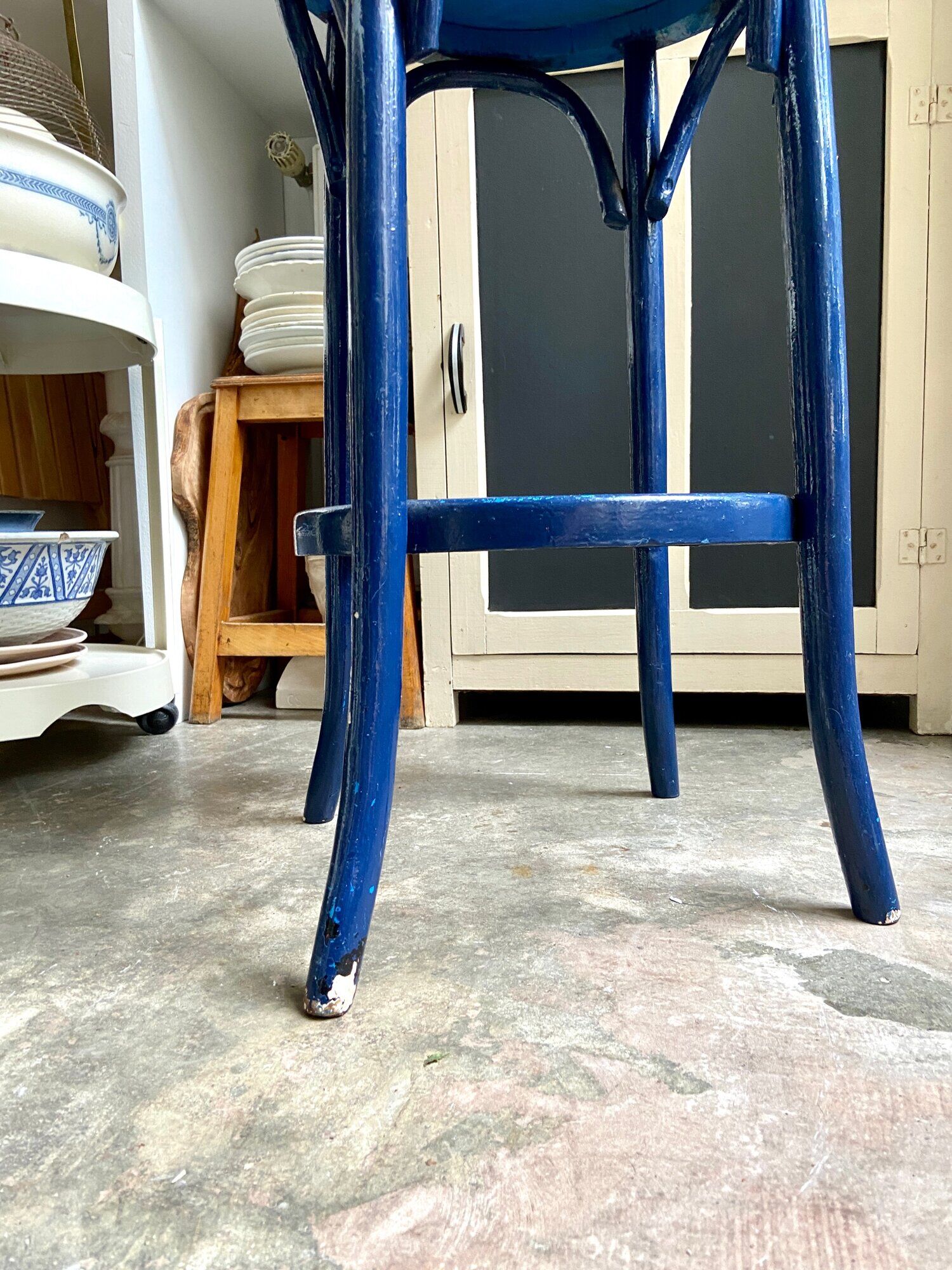 Sea stool in navy blue arched beech