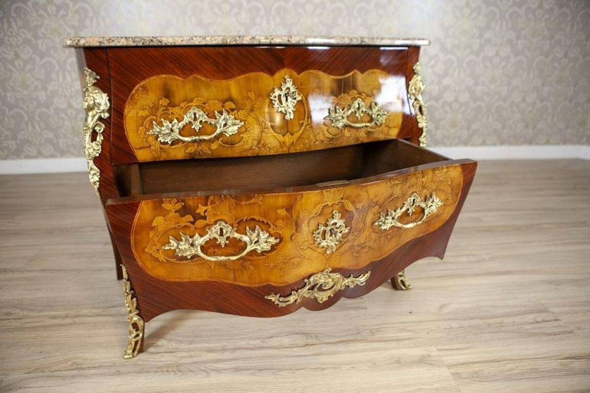 Commode de style français avec dessus en granit, années 1890.