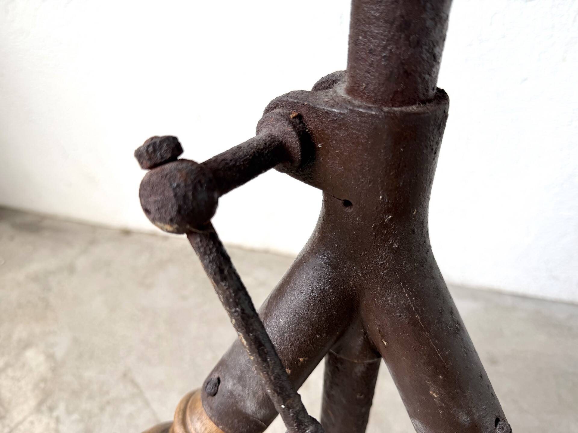 Tripod workshop stool in turned wood and cast iron — circa 1900