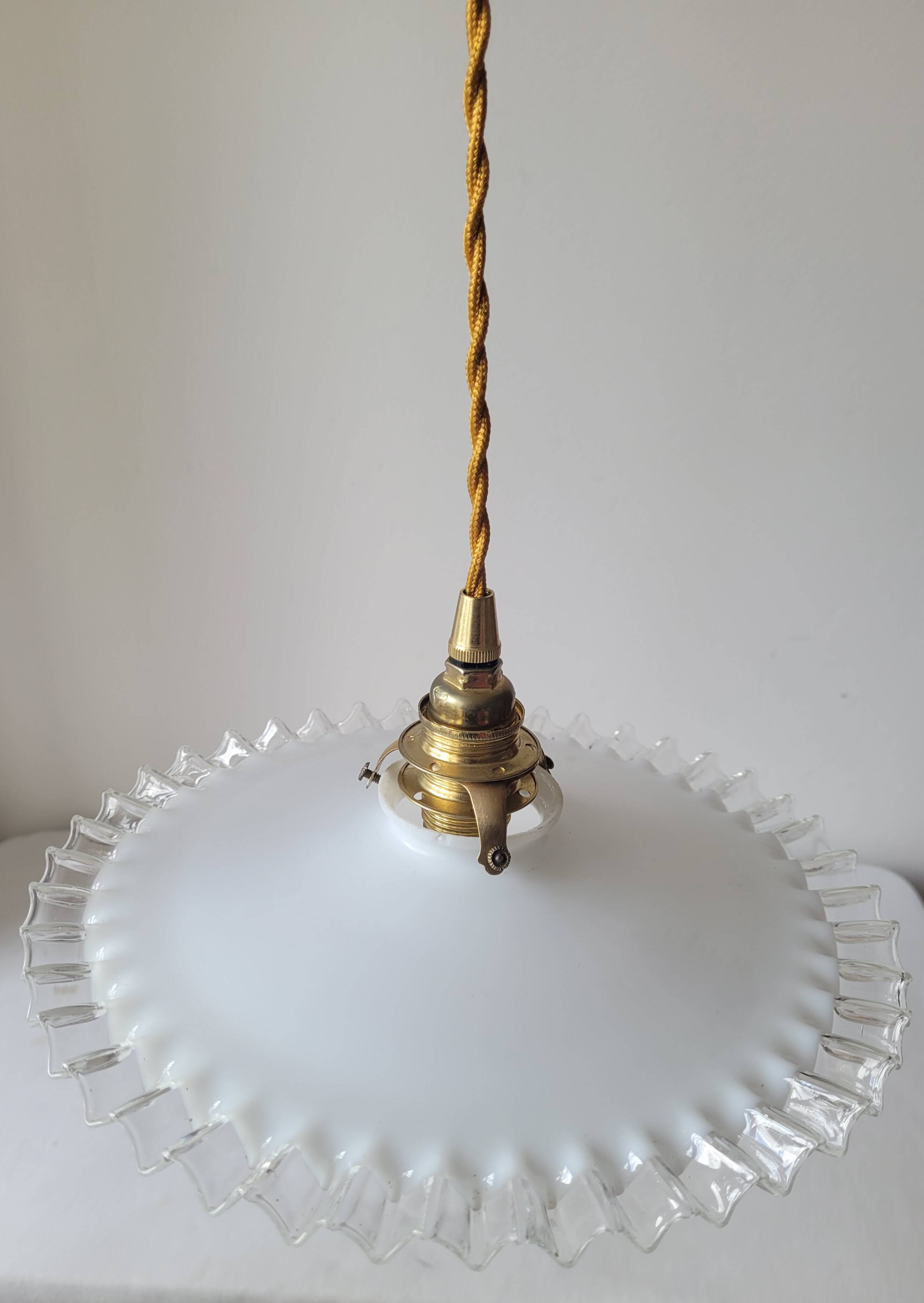 Pendant in serrated opaline