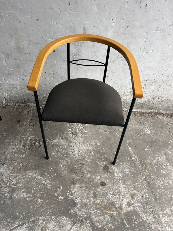 Ensemble de 6 chaises de salle à manger postmodernes — cadre en métal noir, accoudoirs en bois naturel et sièges en tissu gris foncé.
