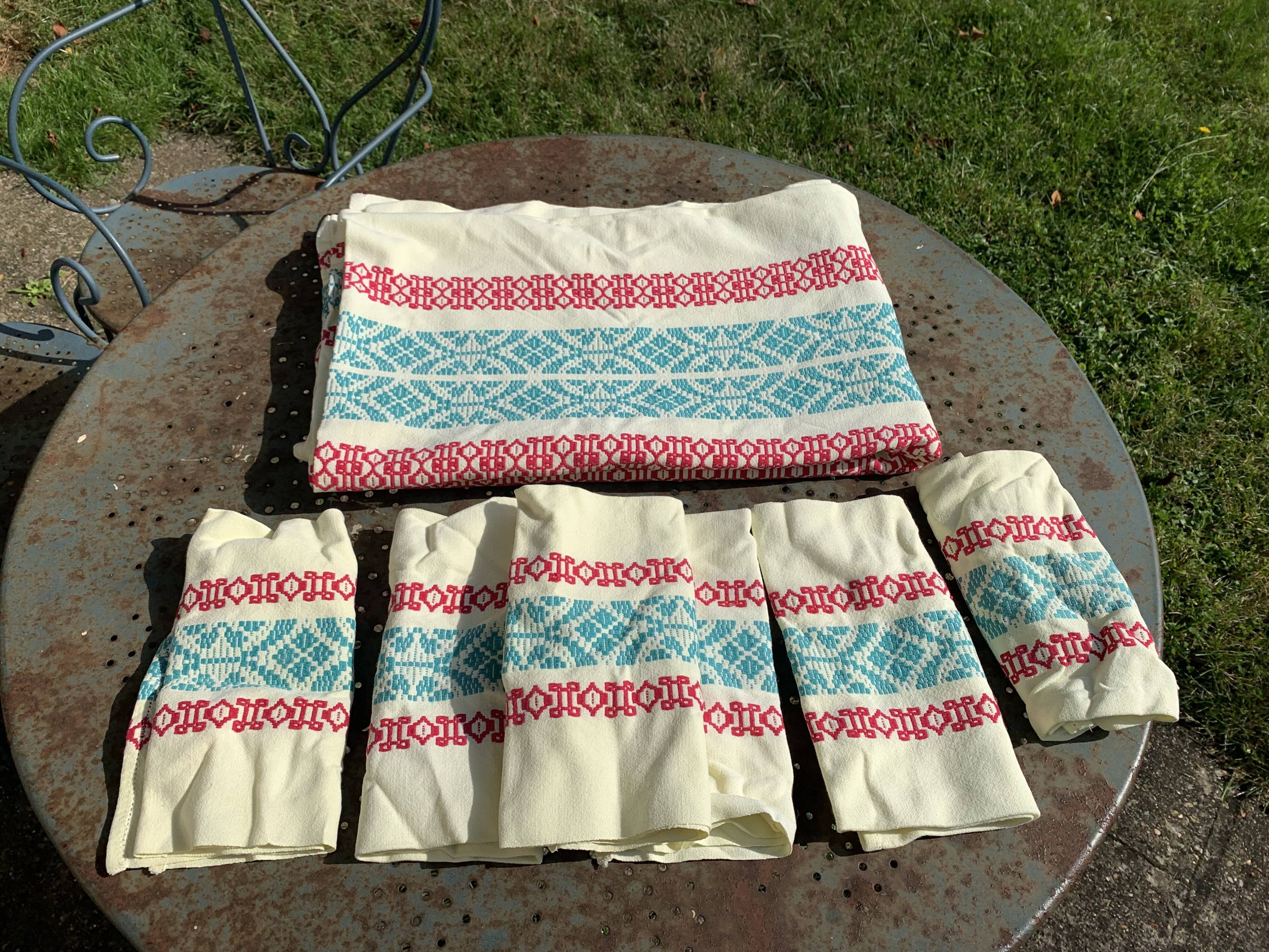 Nappe rectangulaire, linge de maison basque en coton jaune broderies rouges et bleues, vintage