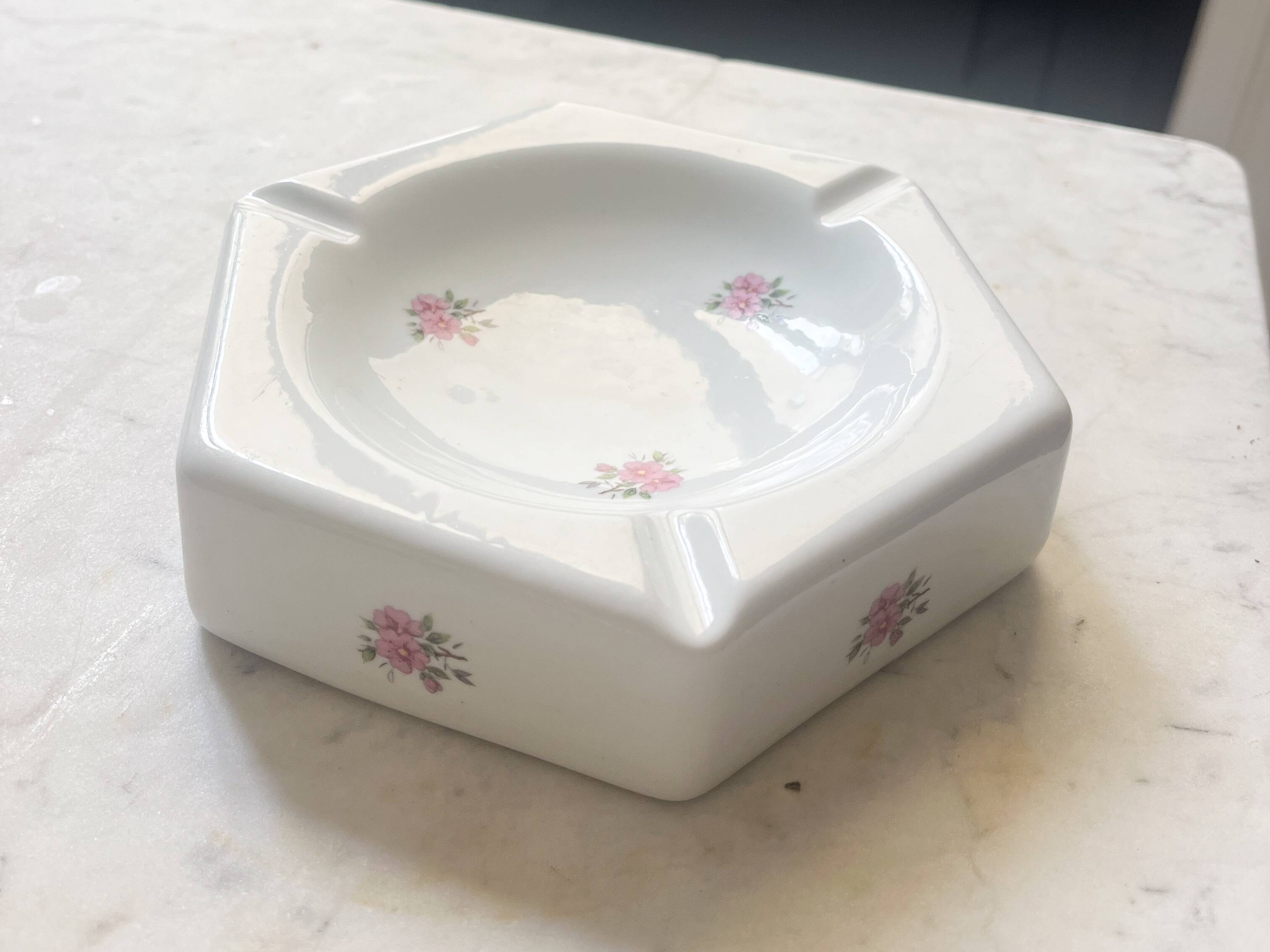 Ceramic ashtray