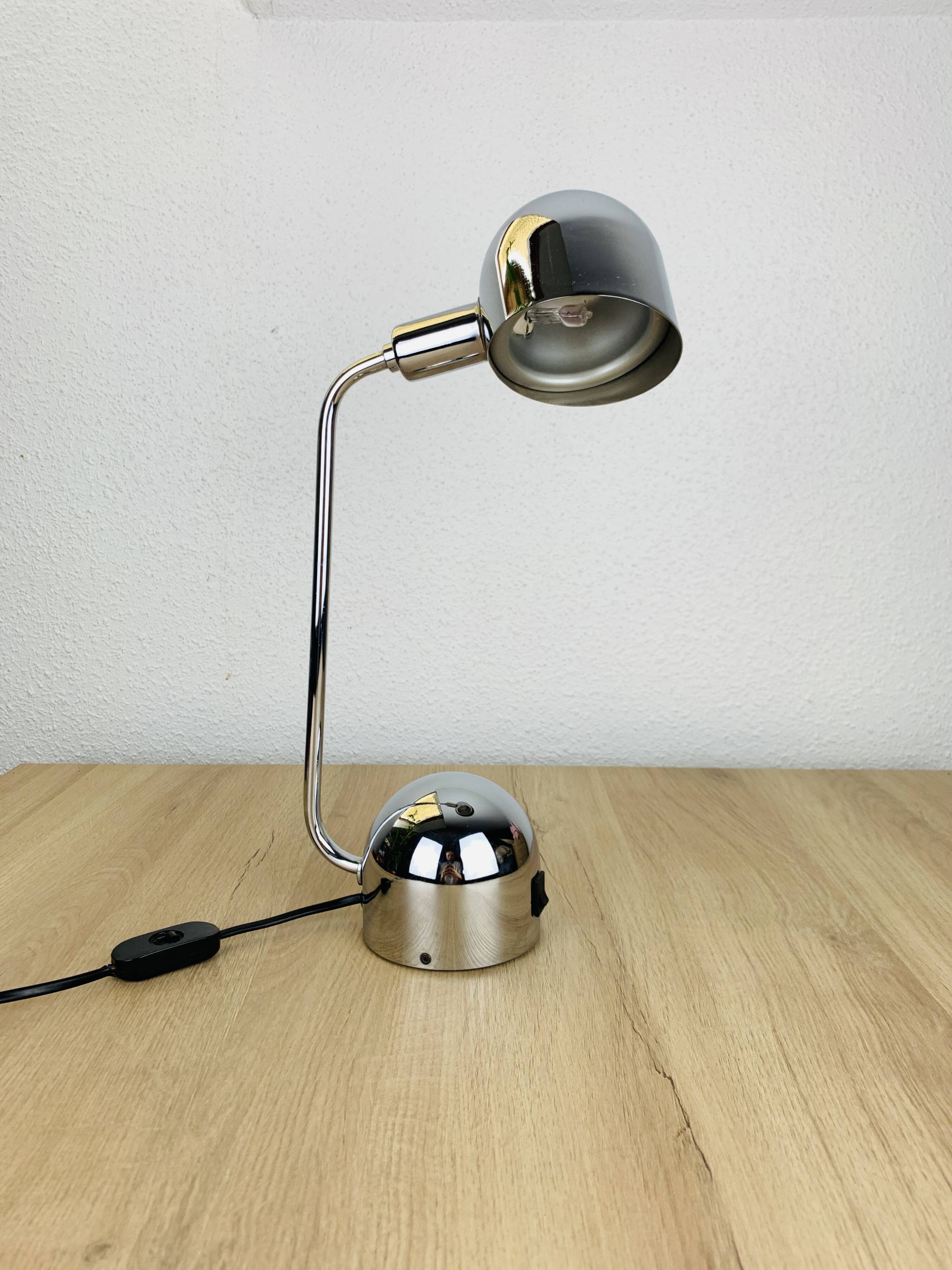 Lampe de bureau orientable chrome années 70
