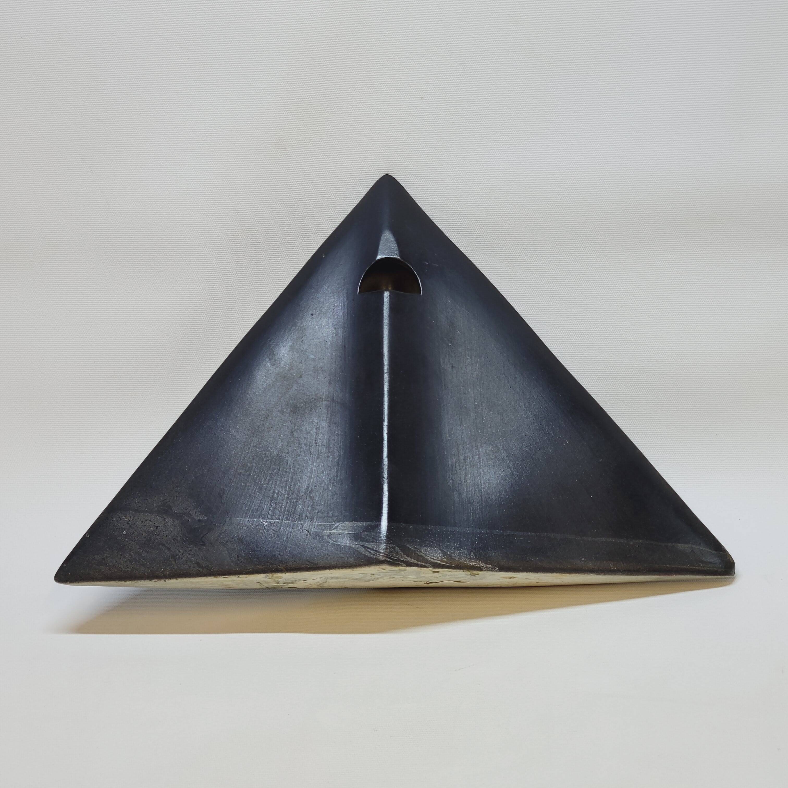 Soliflore vase in black ceramic pyramid or manta ray design