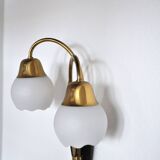 Applique murale scandinave organique à deux bras, laiton et opaline, années 1940-1950