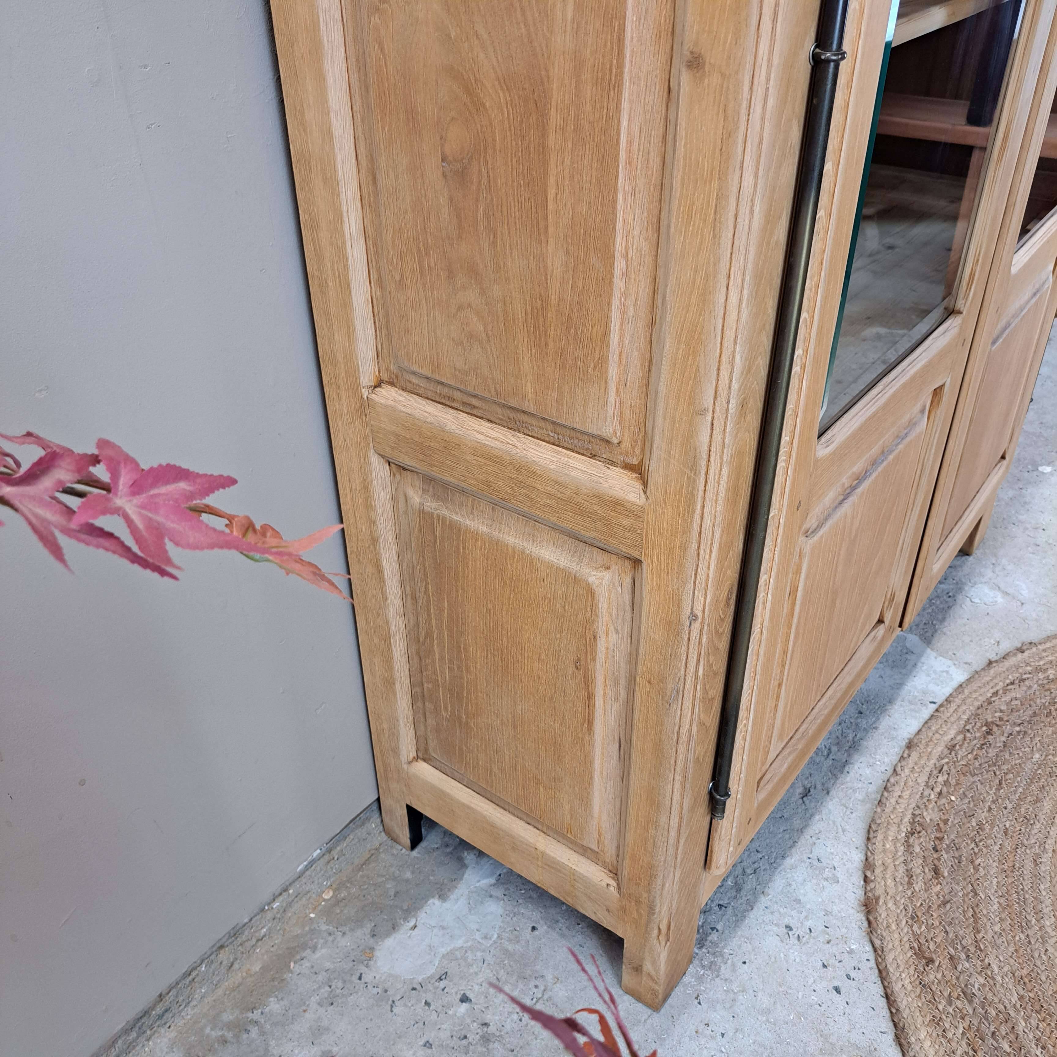 GLASS CABINET IN SOLID OAK
