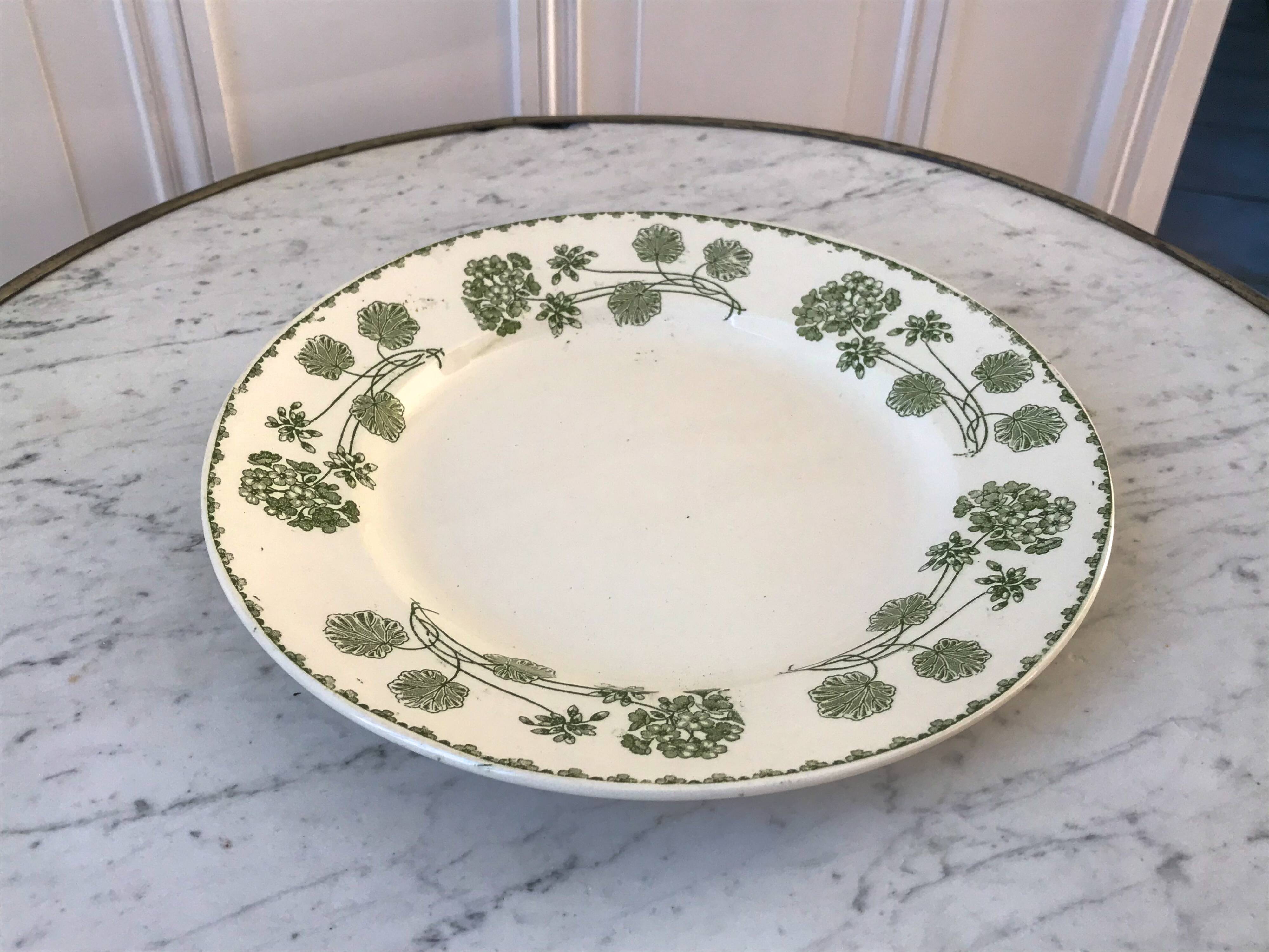 round dish in Digoin Sarreguemines iron clay model "Geranium" green late 19th century