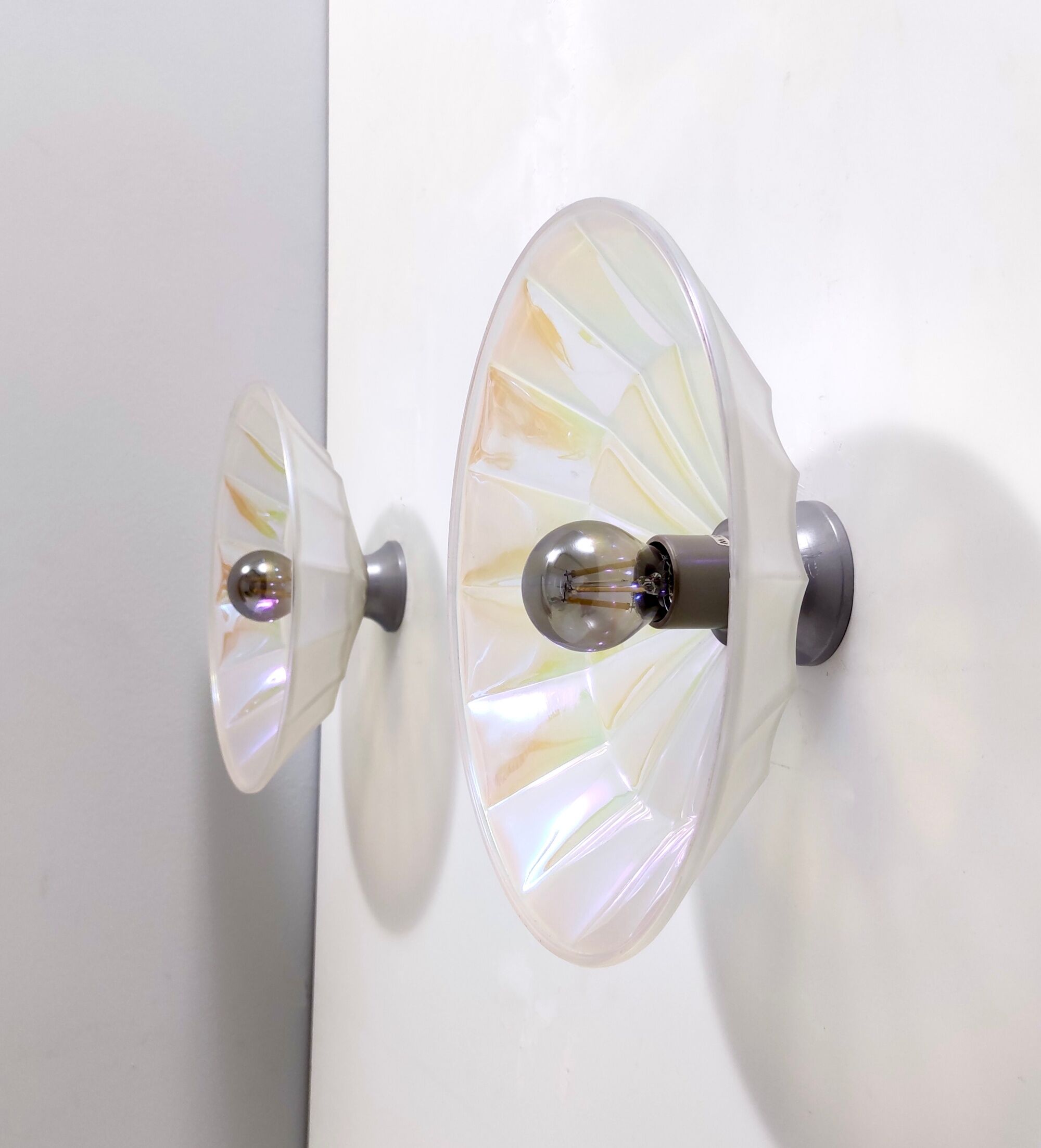 Paire d’appliques murales fractales en verre irisé et en métal verni blanc