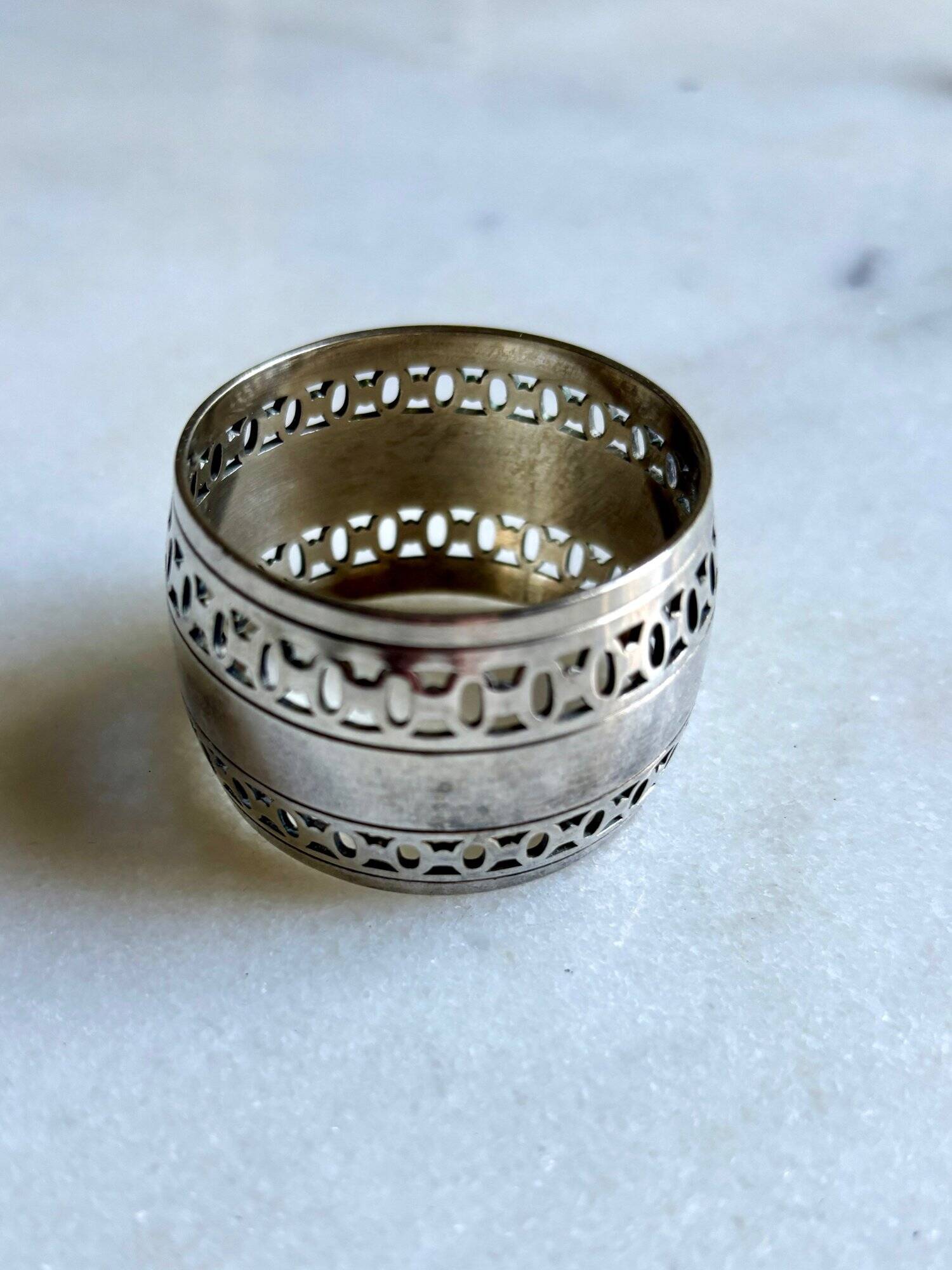 Openwork napkin ring in silver metal