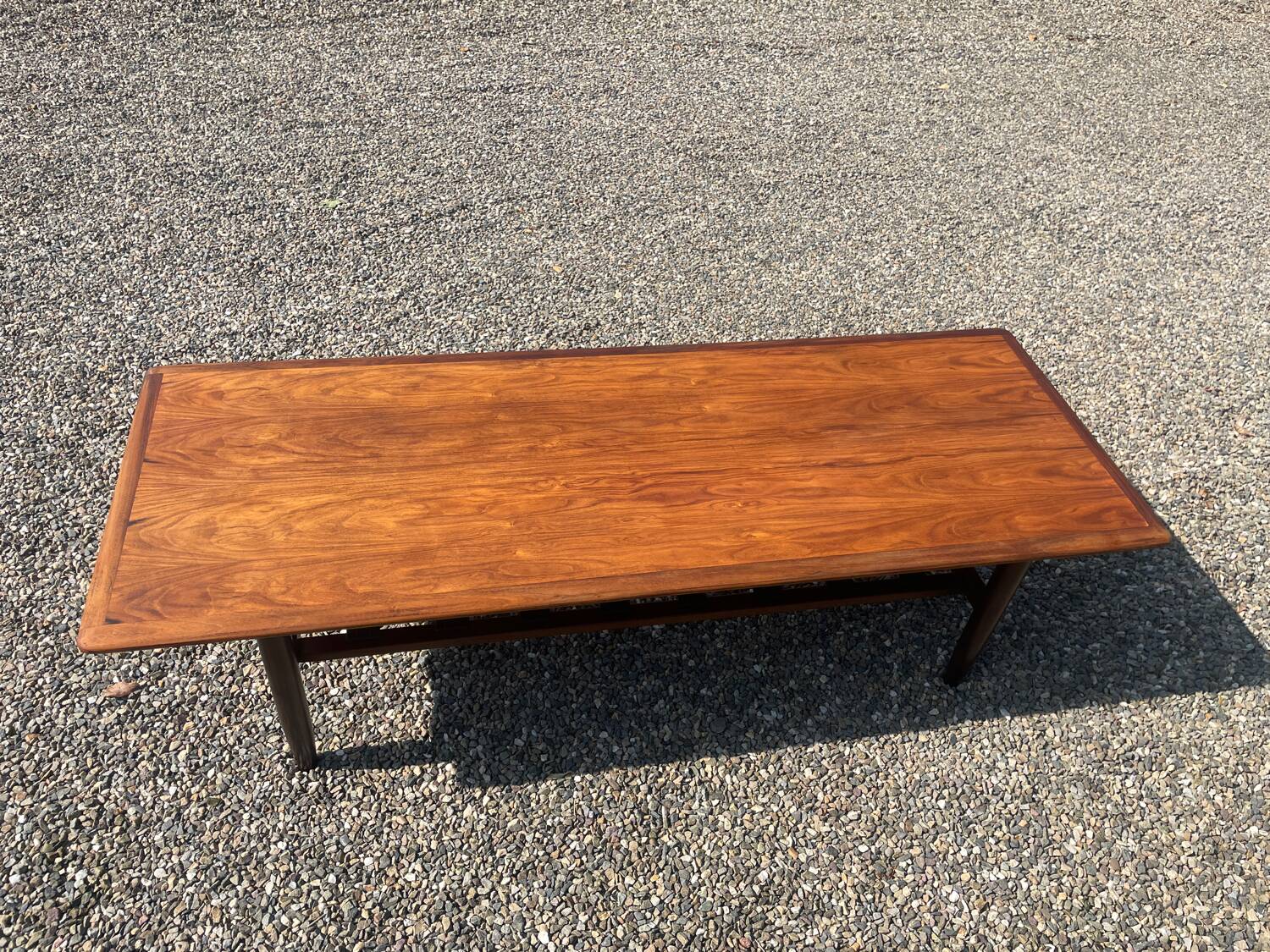 Table en palissandre Topform. Table basse vintage. Sangles en cuir