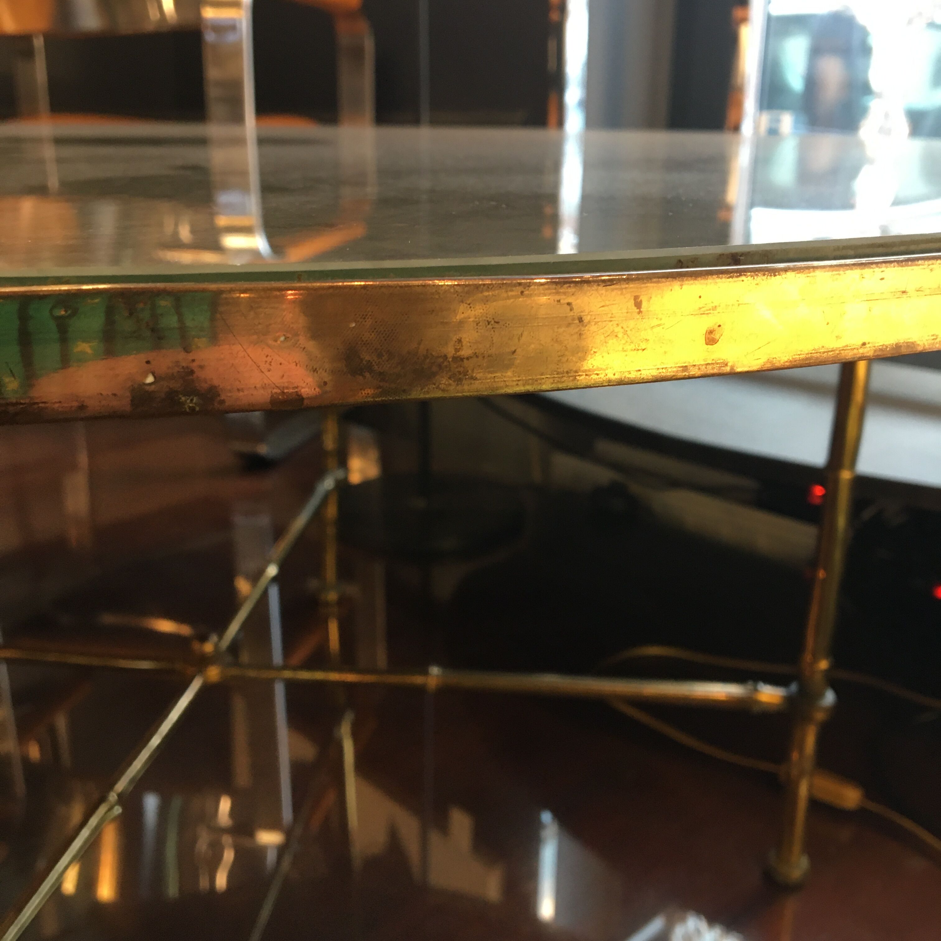 Table basse en bronze doré, verre façon miroir doré, circa 1940