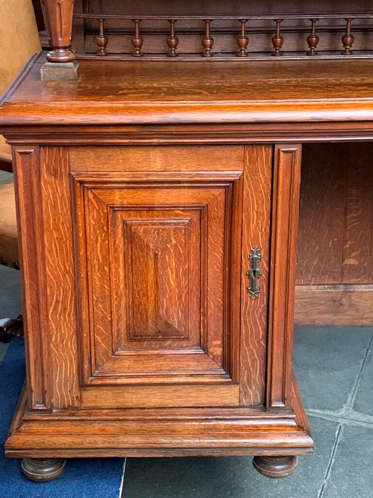 Bibliothèque-bureau dans le style Henri II