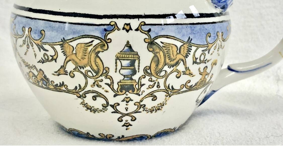 Old cream jug for children at the Dionysos press Gien