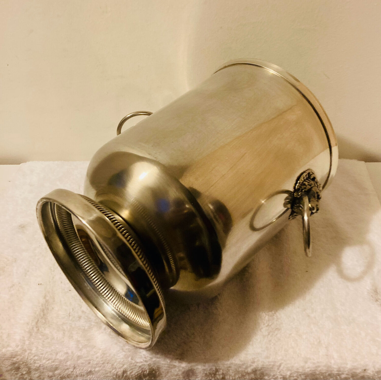 Silver-plated champagne bucket with lion heads from the 20th century, stamped.