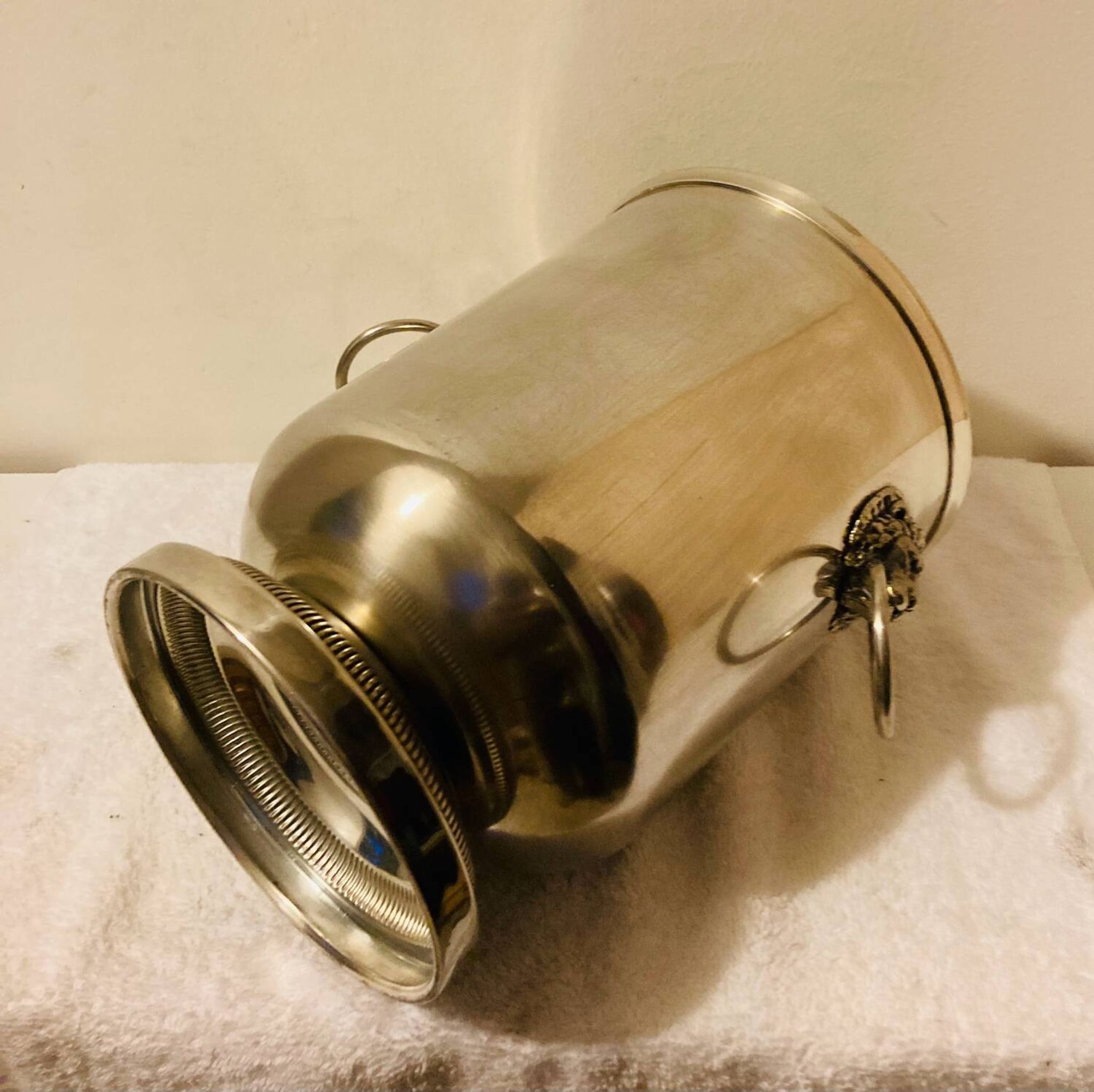 Silver-plated champagne bucket with lion heads from the 20th century, stamped.
