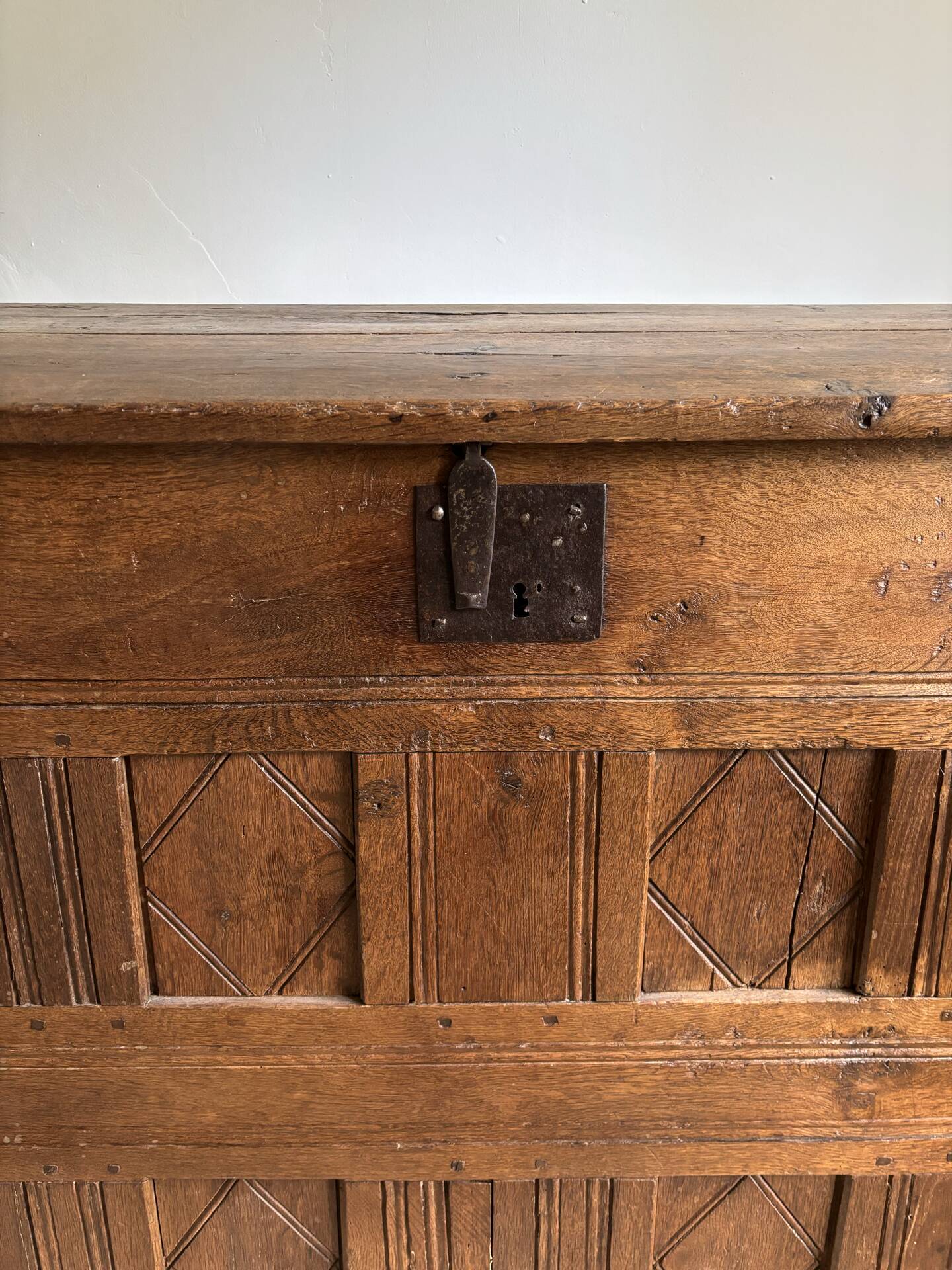 Antique oak chest from the 17th to 18th century.