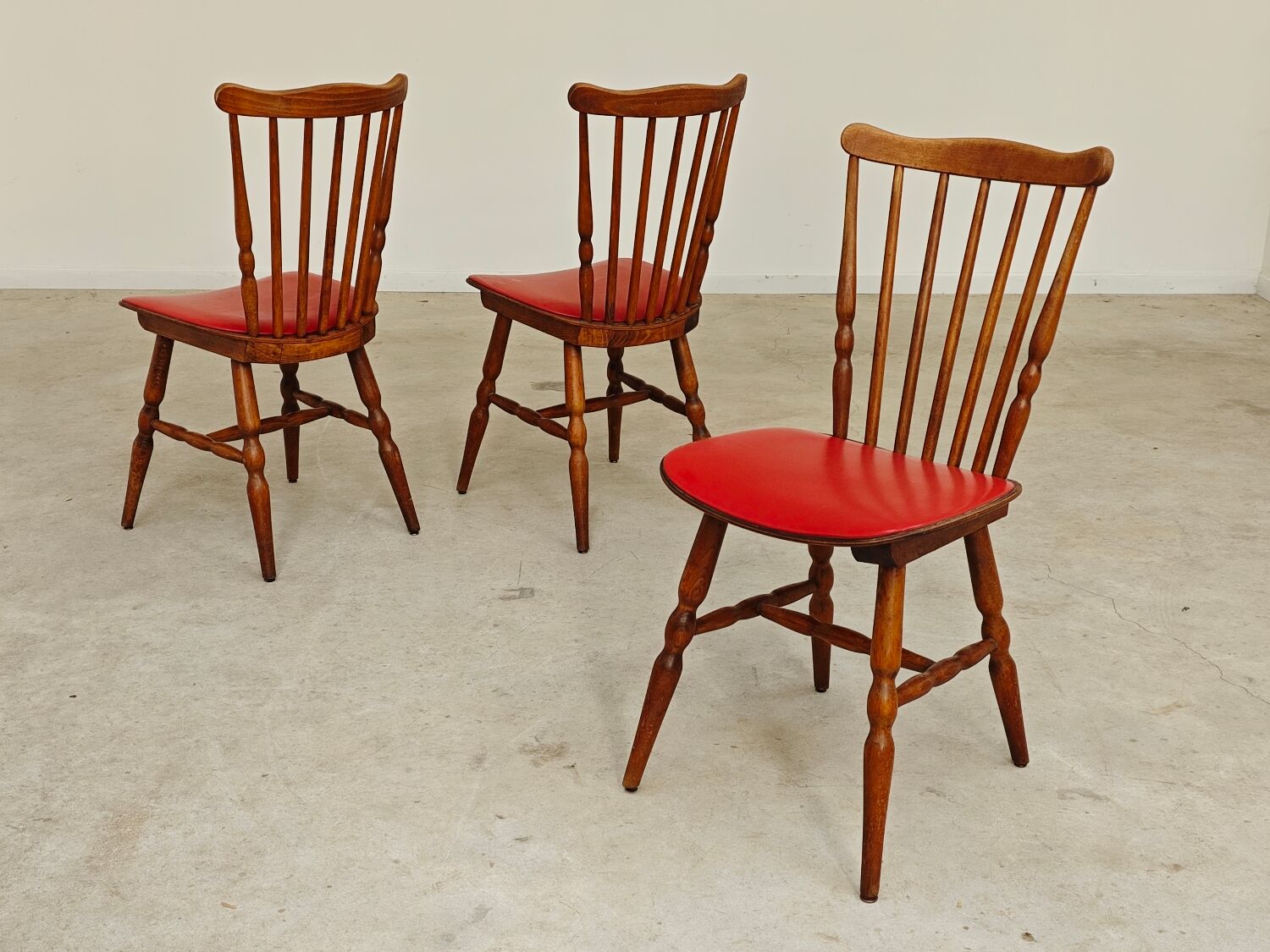Lot de 3 chaises bois et skaï rougeTacoma par Baumann 1960