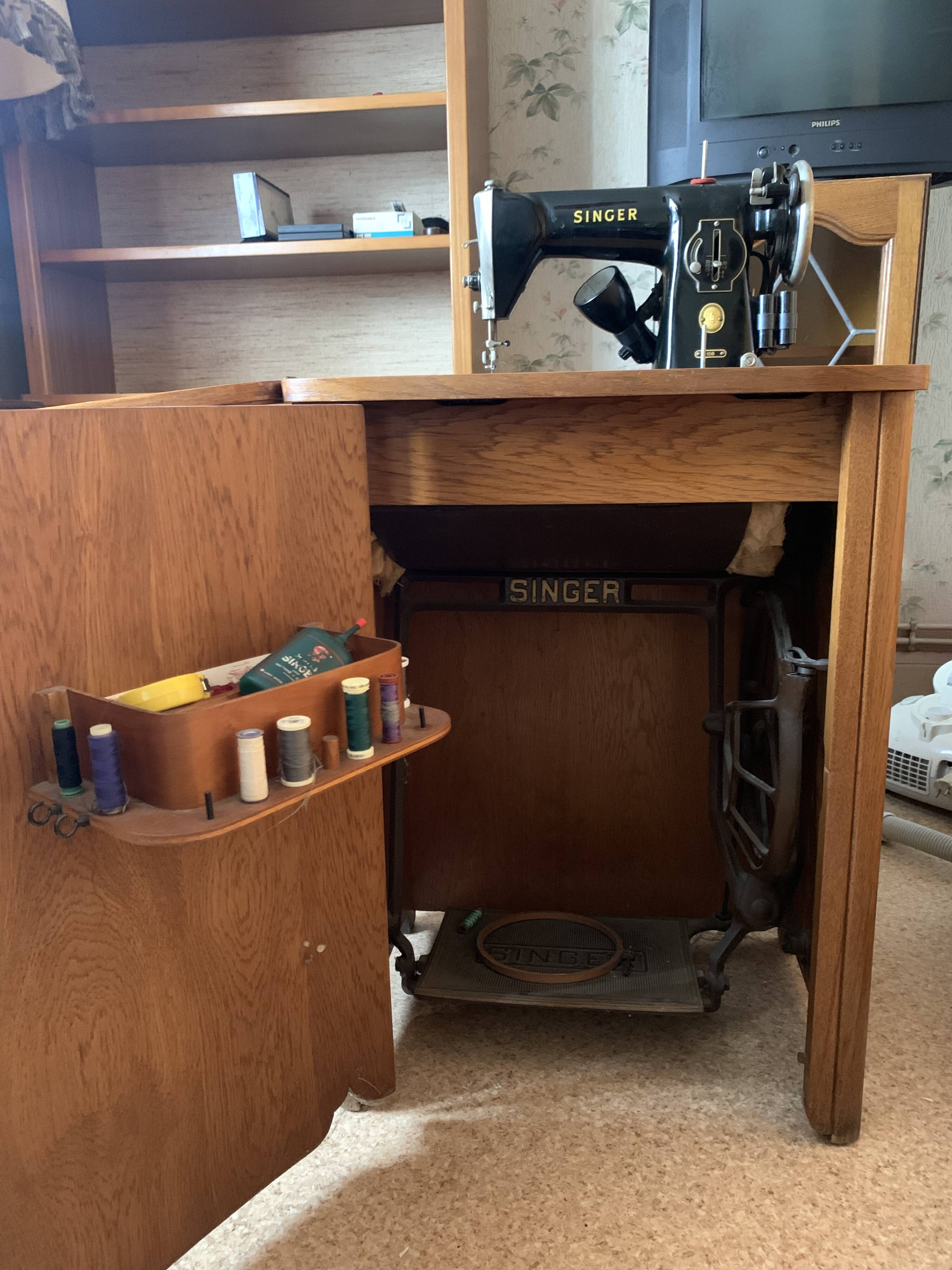 Singer sewing machine from the 1960s model 197 b with art deco furniture