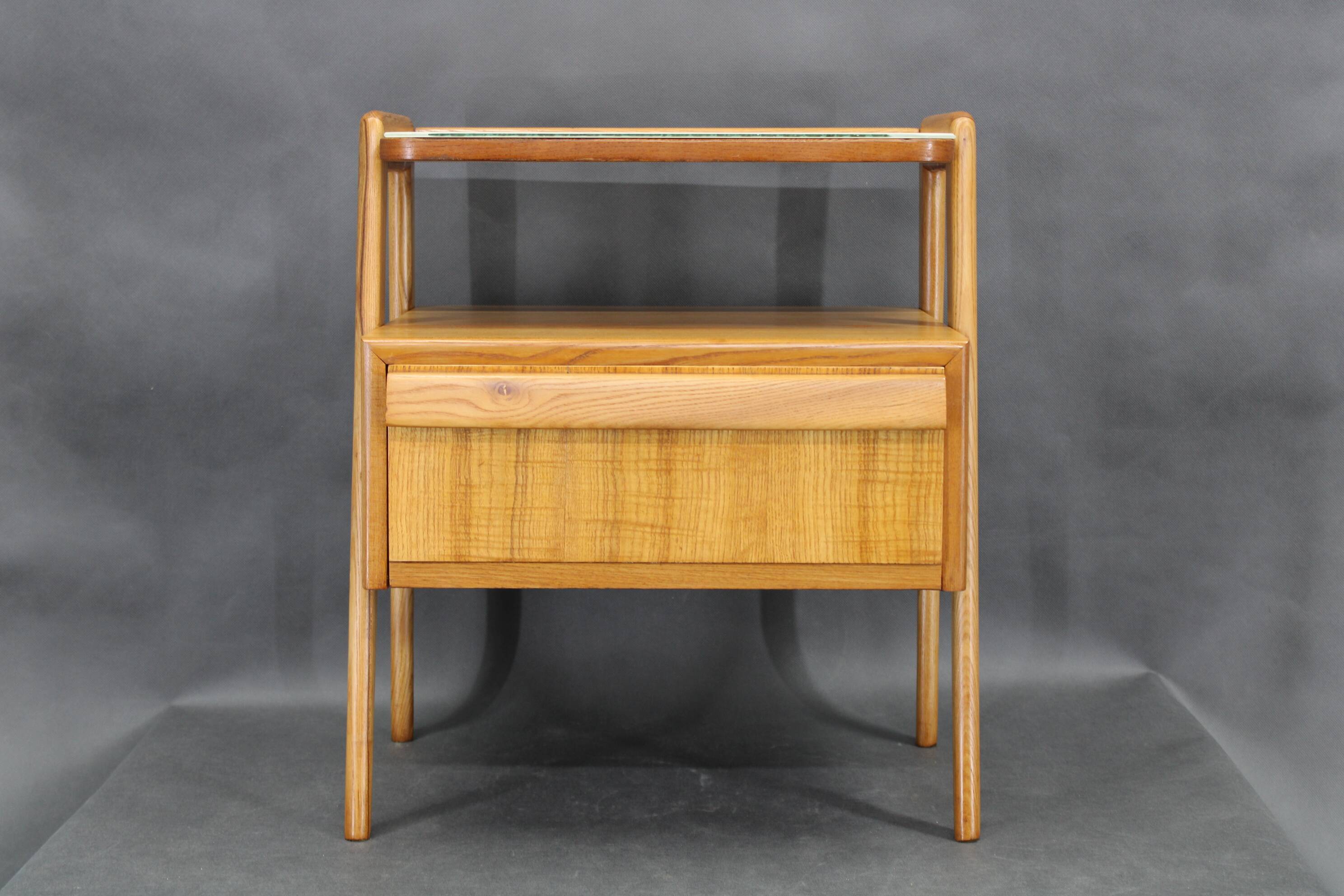 Table de chevet en érable, style milieu du siècle, années 1960, avec étagère en verre opale, restaurée, Tchécoslovaquie