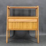 Table de chevet en érable, style milieu du siècle, années 1960, avec étagère en verre opale, restaurée, Tchécoslovaquie