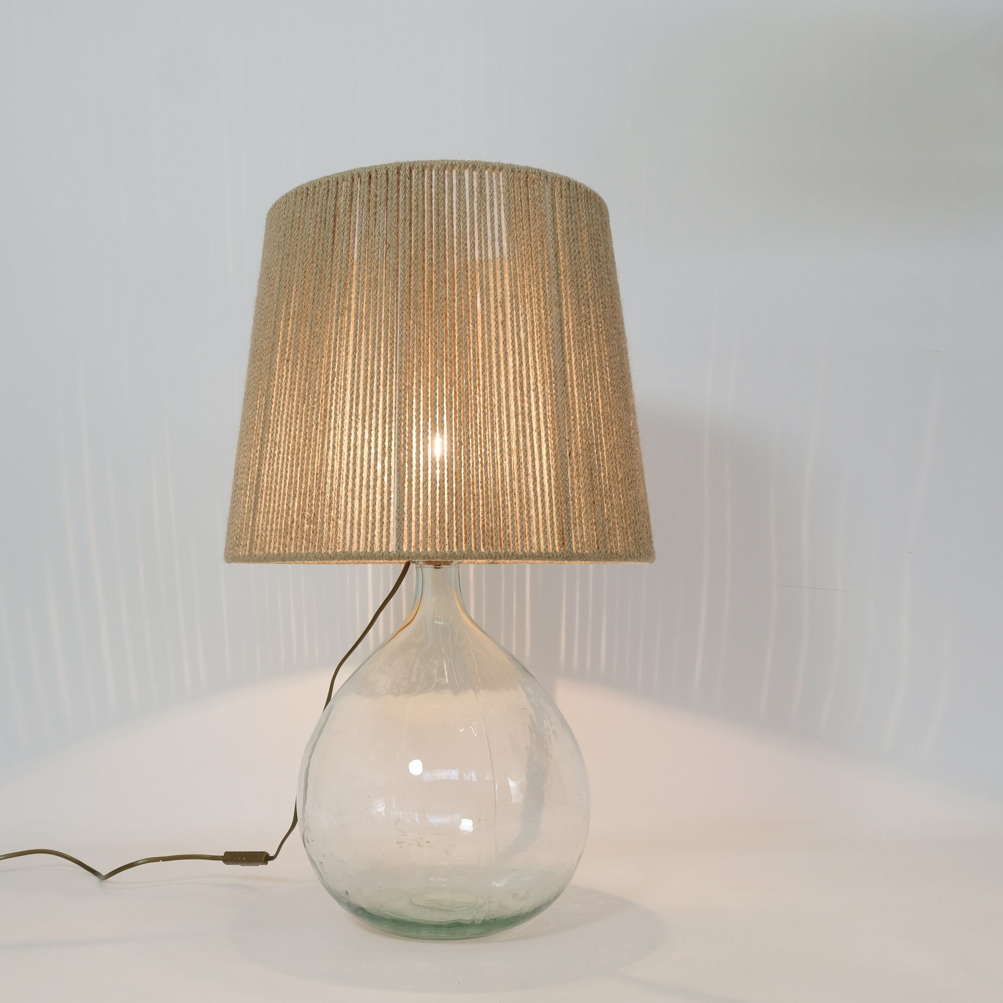 Table lamp from the 70s and 80s and its rope lampshade.
