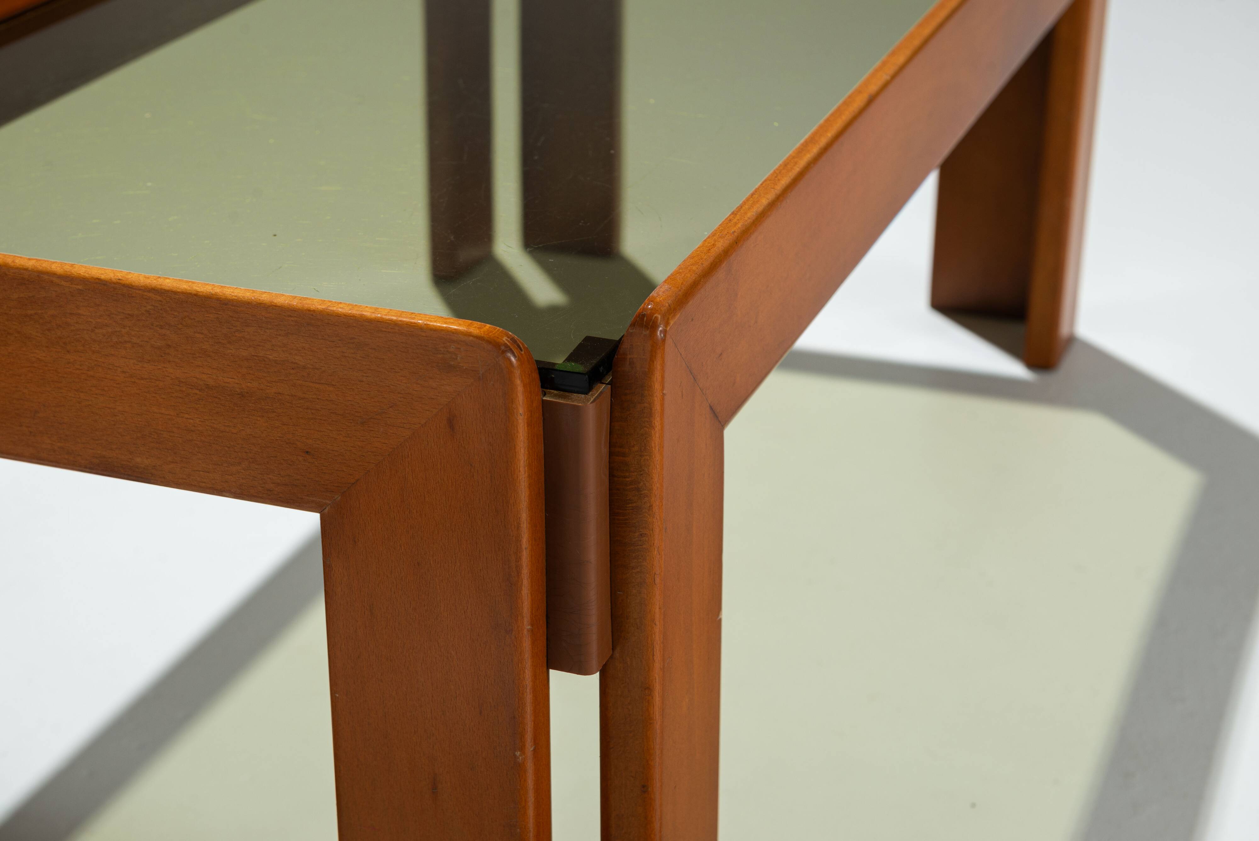 Table basse avec plateau en verre fumé attribuée à Scarpa