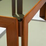 Table basse avec plateau en verre fumé attribuée à Scarpa