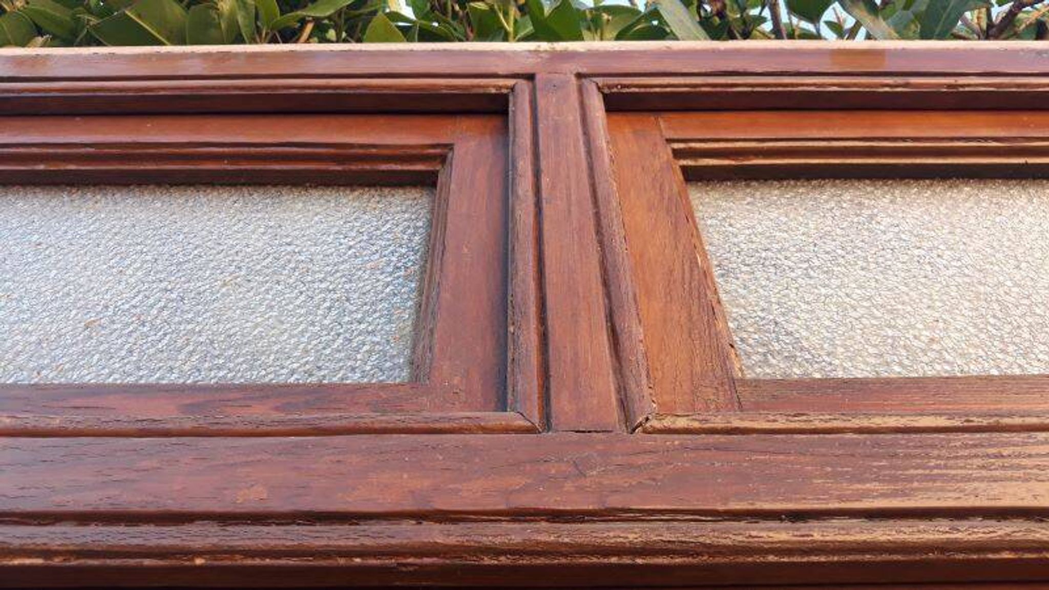 Porte d'entrée et son cadre imposte en verre translucide, début XXème
