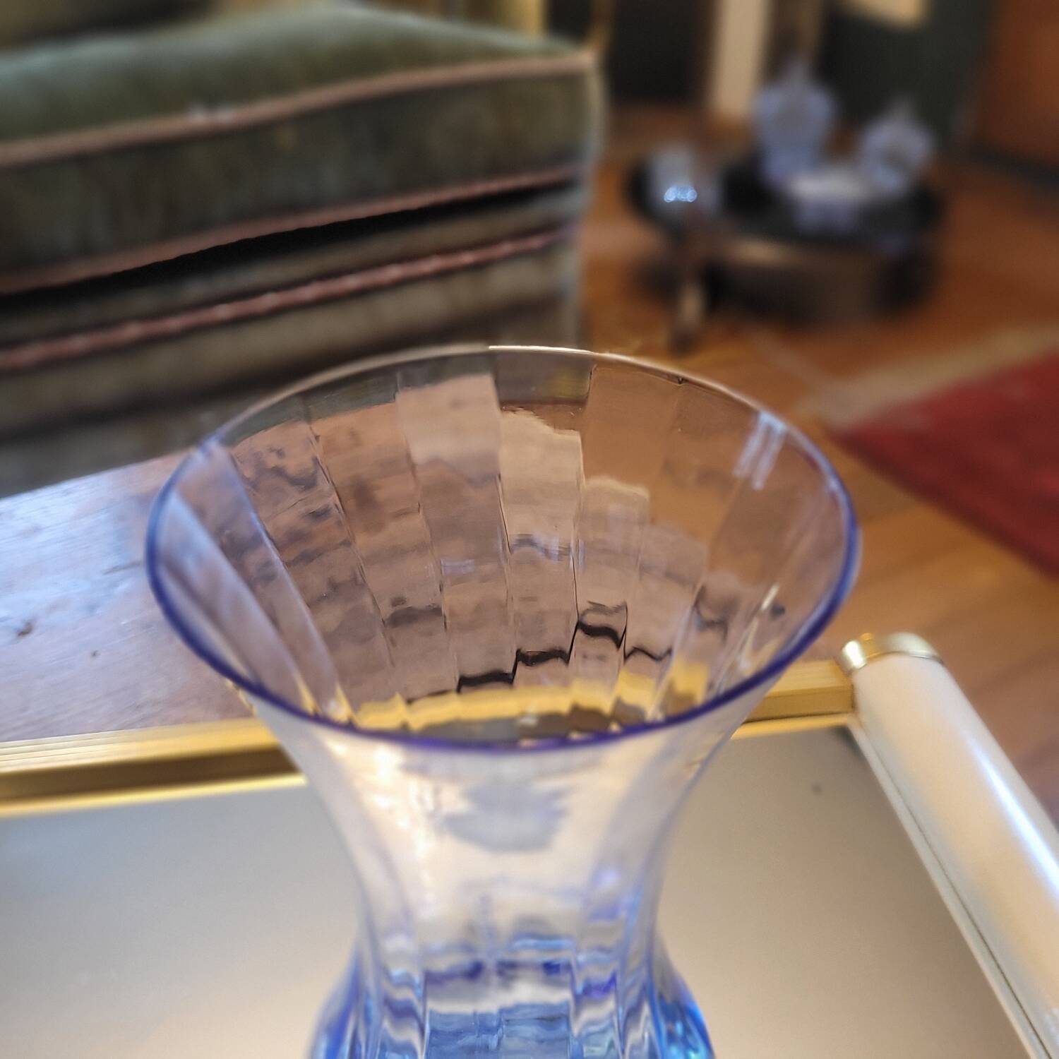 Vase en verre bleu facetté – Style Art Déco années  30's/40's