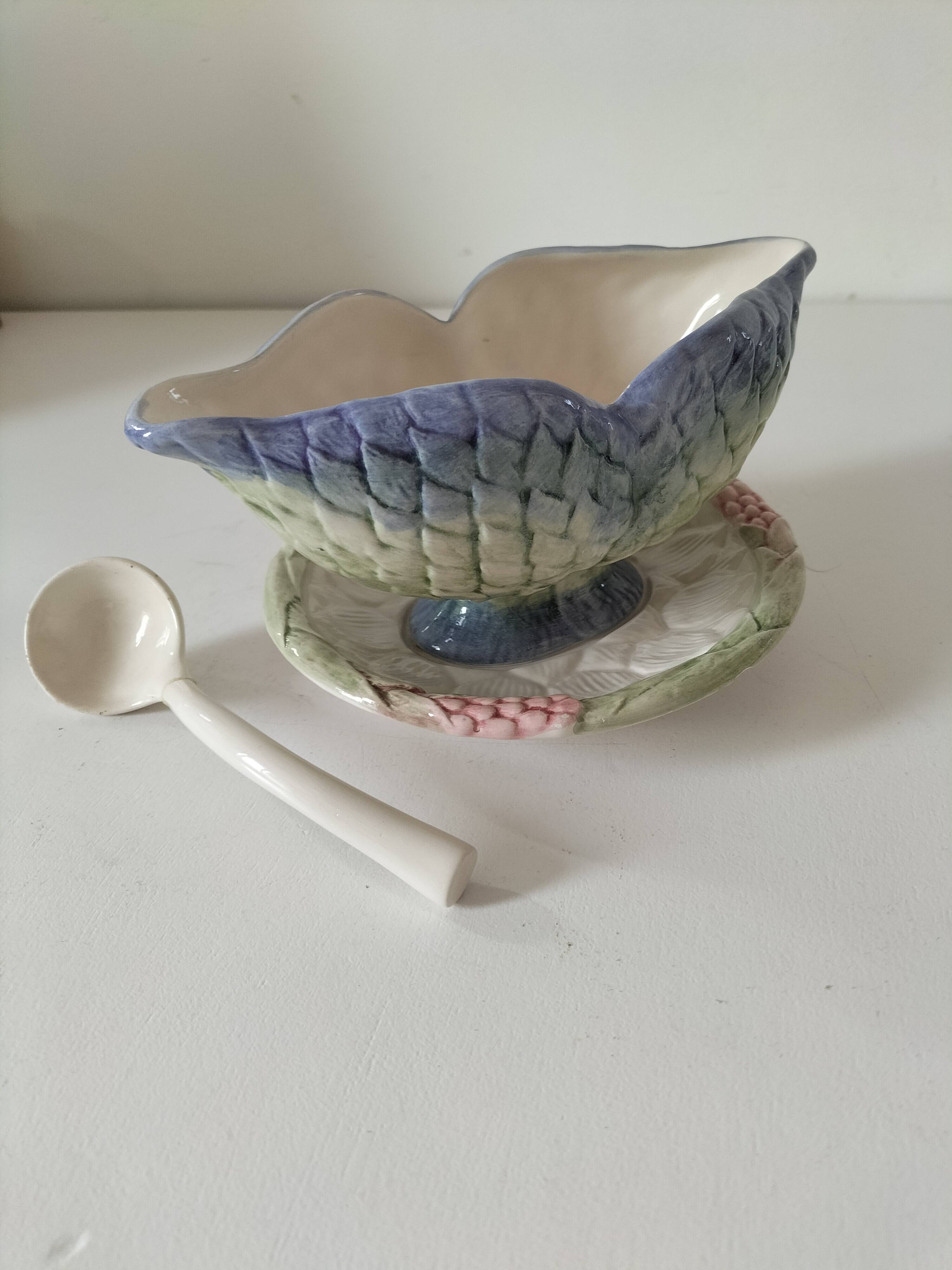 Saucière en barbotine fleurie Faianças Germano Portugal avec cuillère