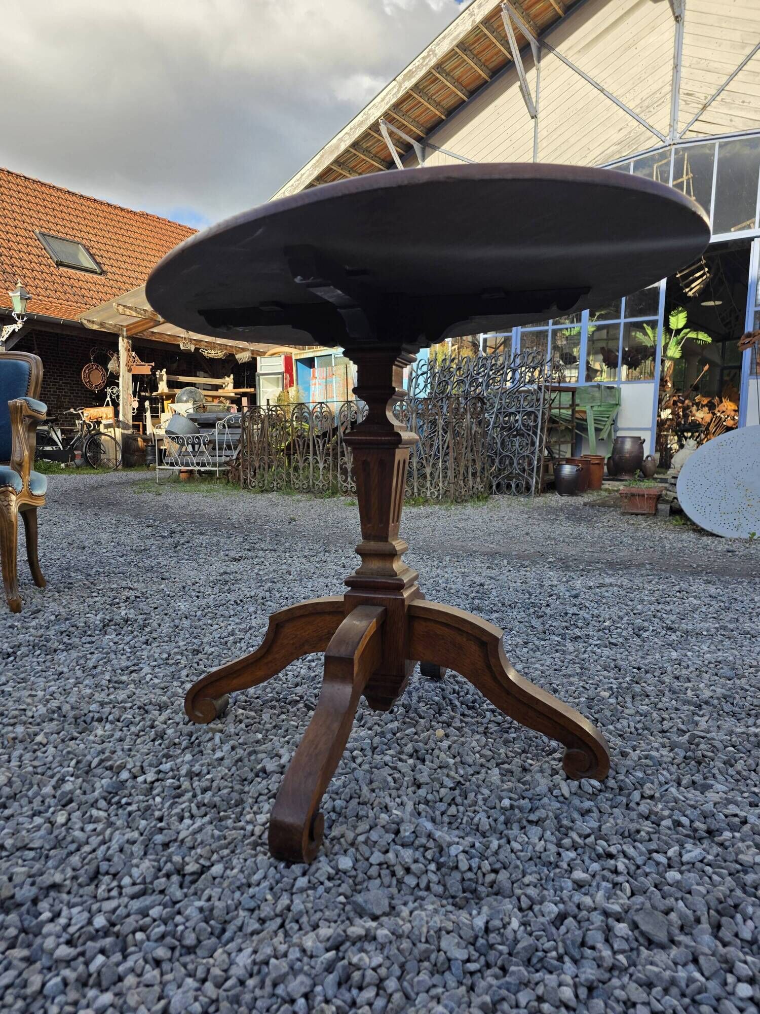 Oak guéridon table from the early 20th century.