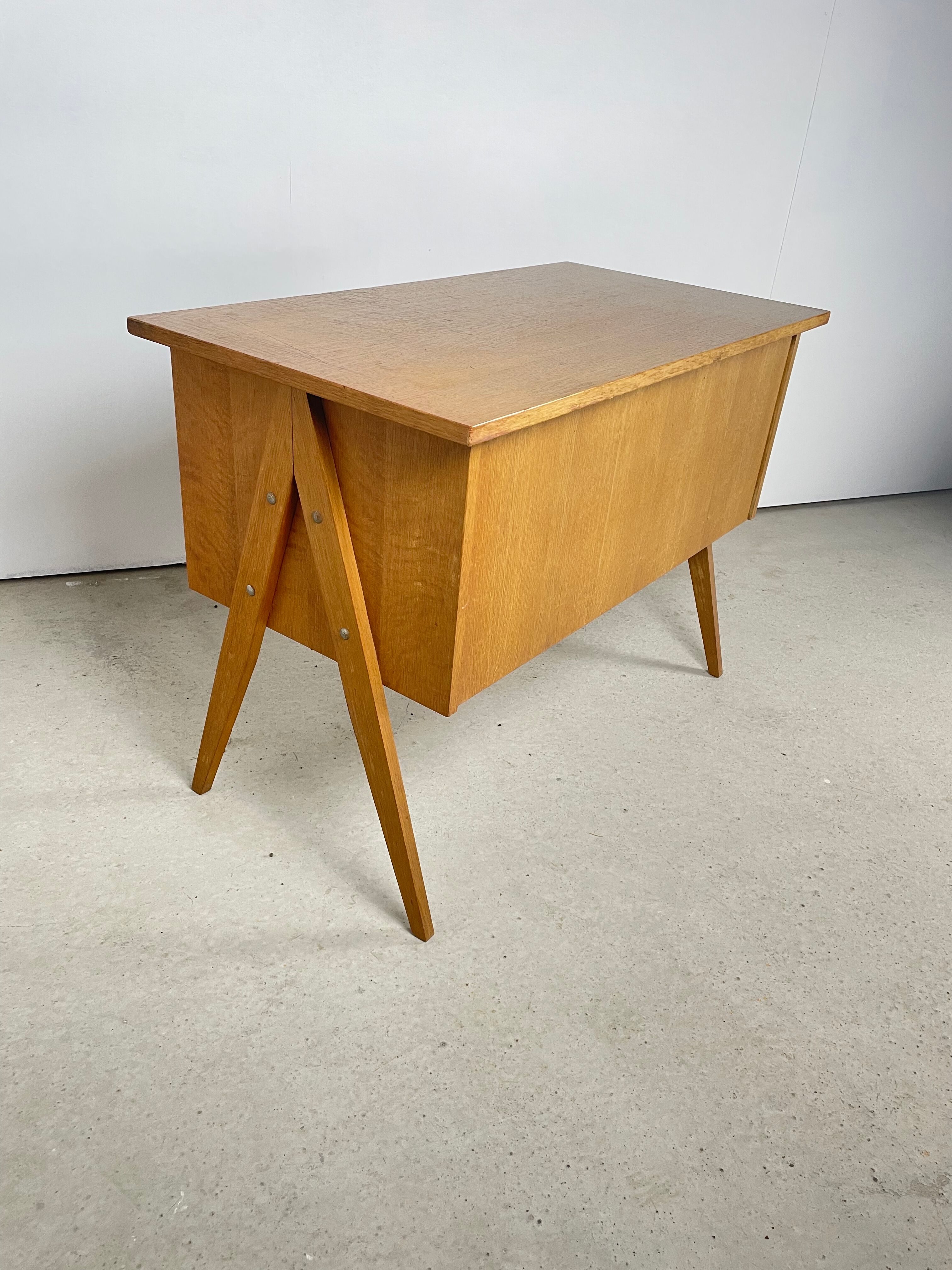 Desk feet compass in oak, 1950
