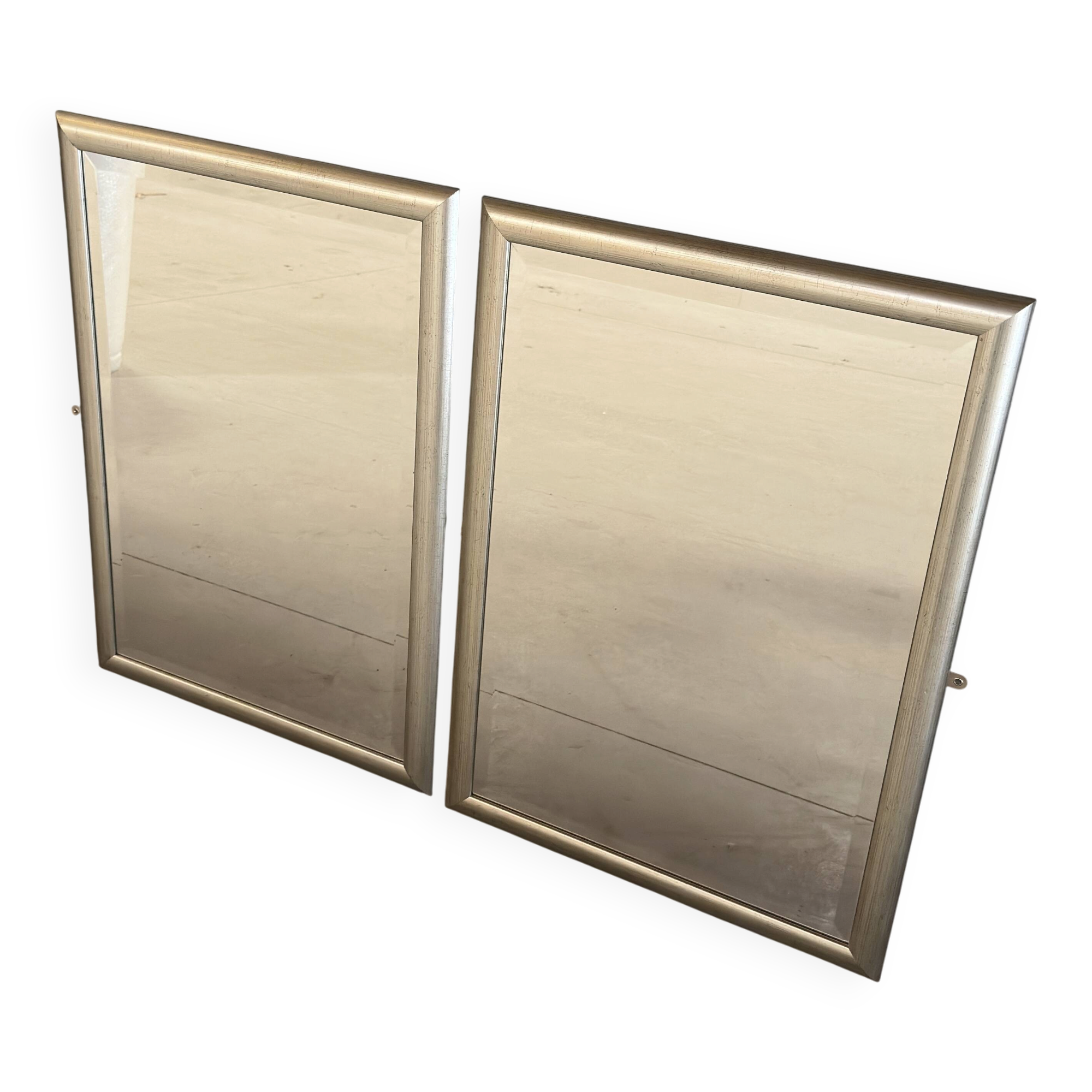 Deux Miroirs biseautés avec encadrement en finition effet or blanc vieilli