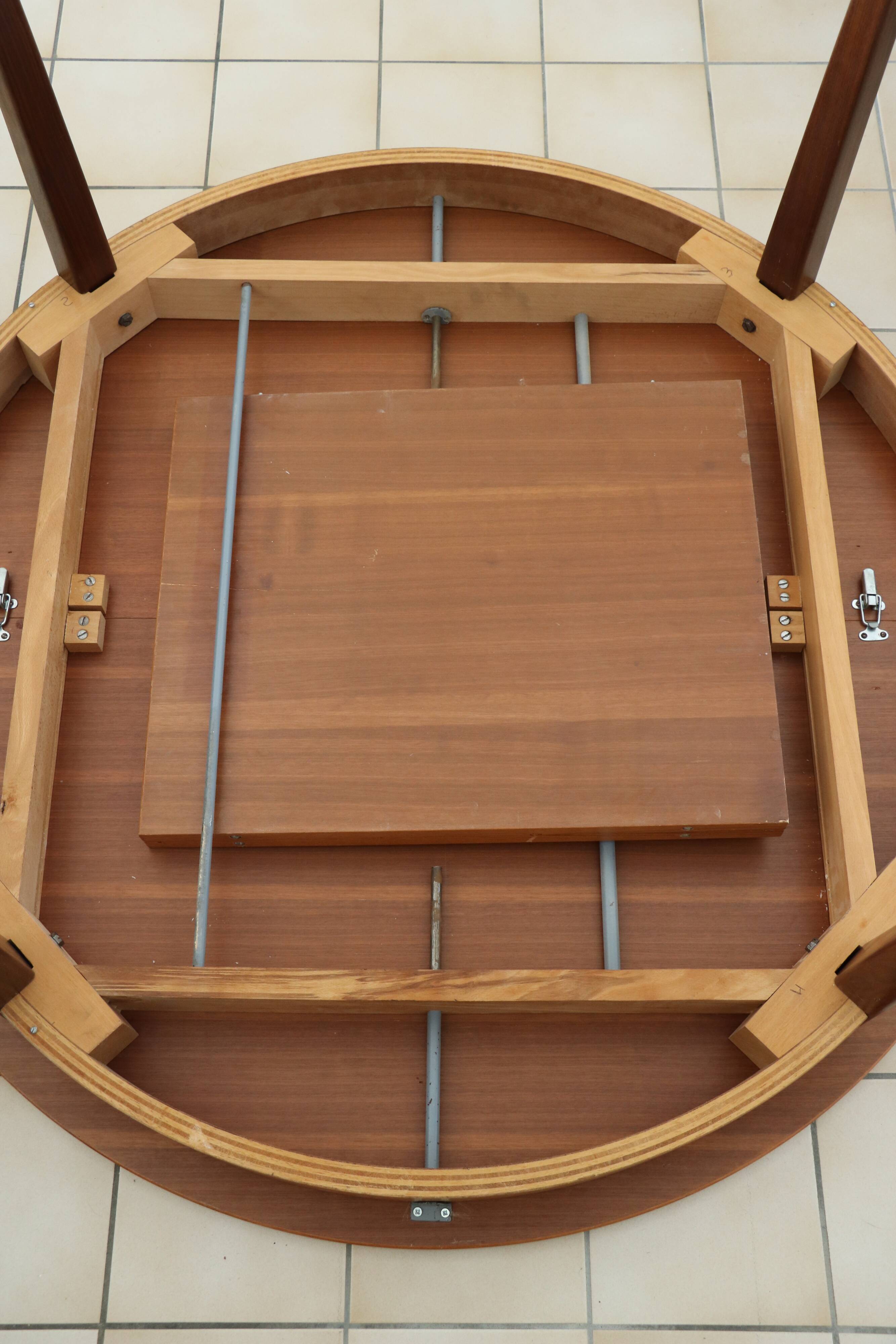 Extendable round table with butterfly extension system