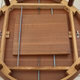 Extendable round table with butterfly extension system