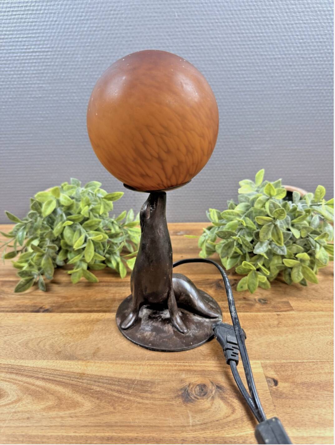 Antique Art Deco lamp – Seal in metal and globe ball in glass paste